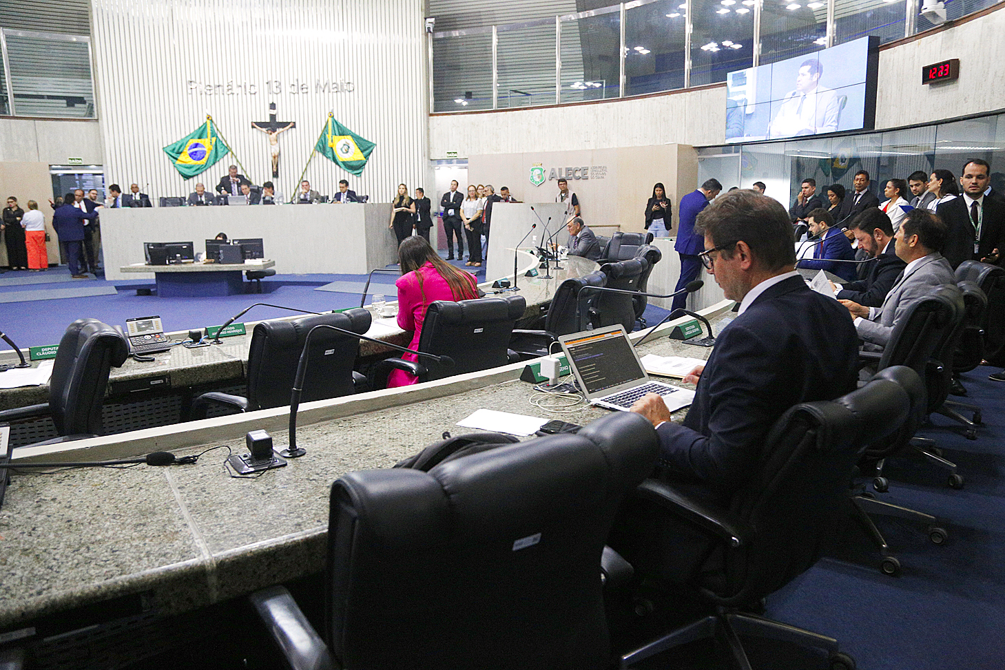 Votação durante sessão plenária desta quarta-feira