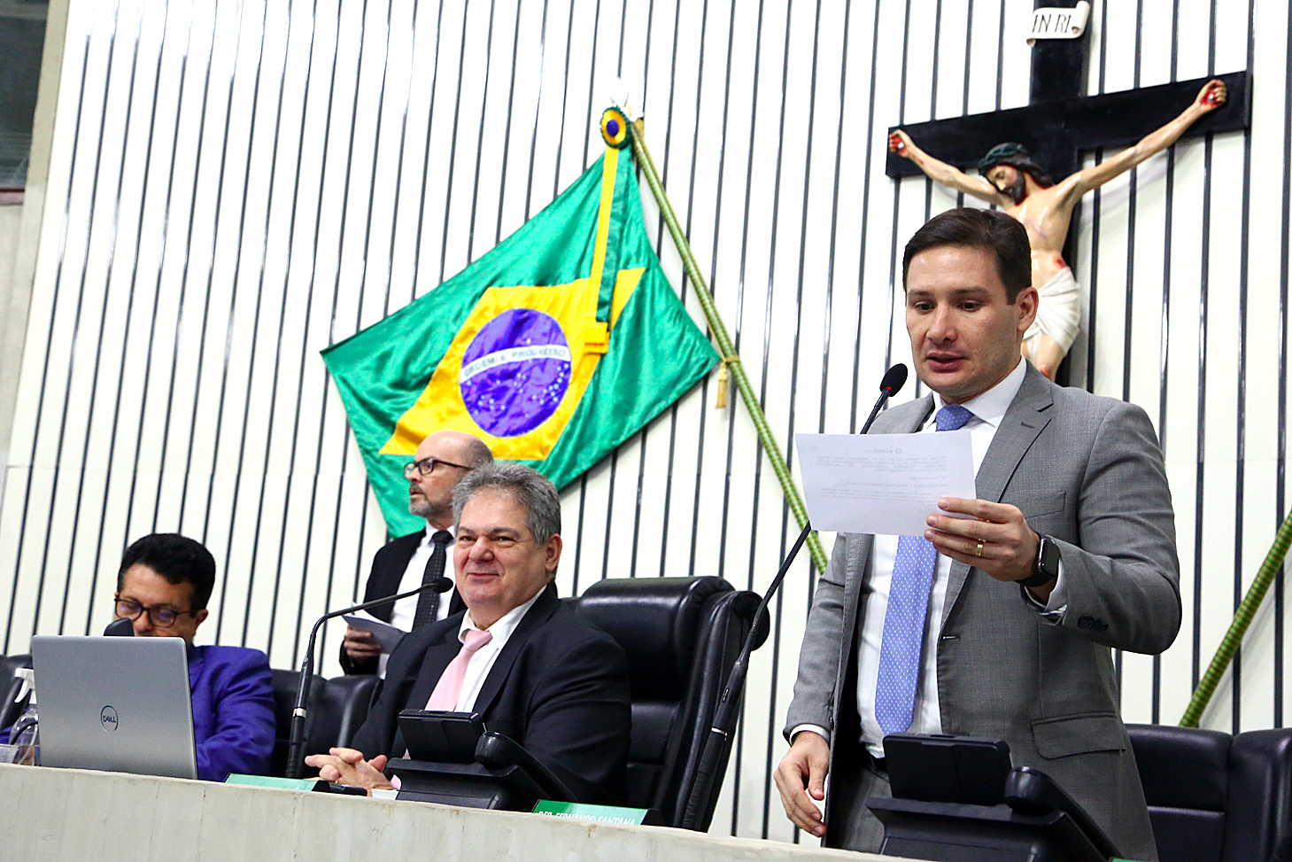 Votação durante sessão plenária desta quarta-feira