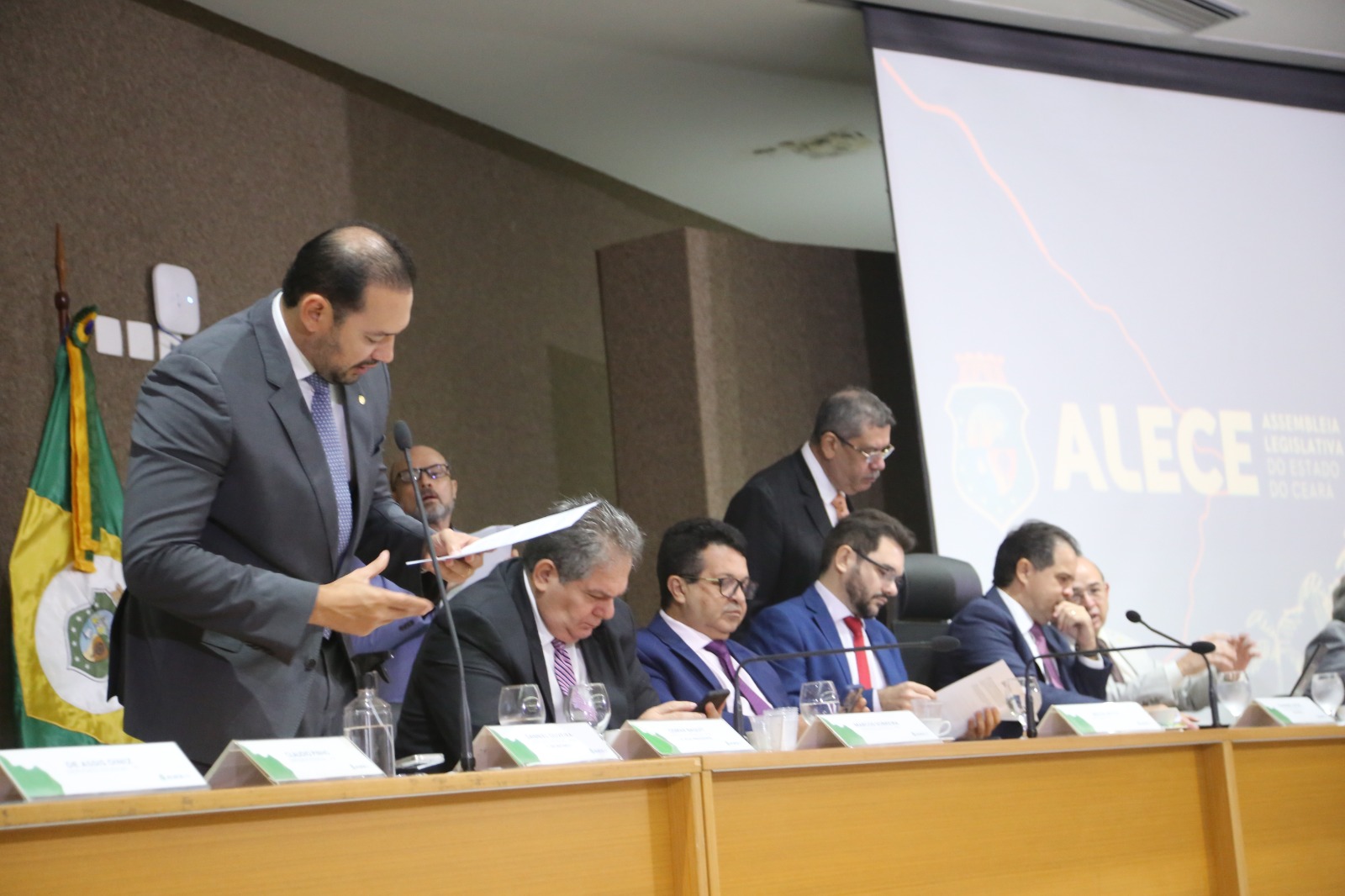 Votação durante a sessão plenária remota desta quarta-feira