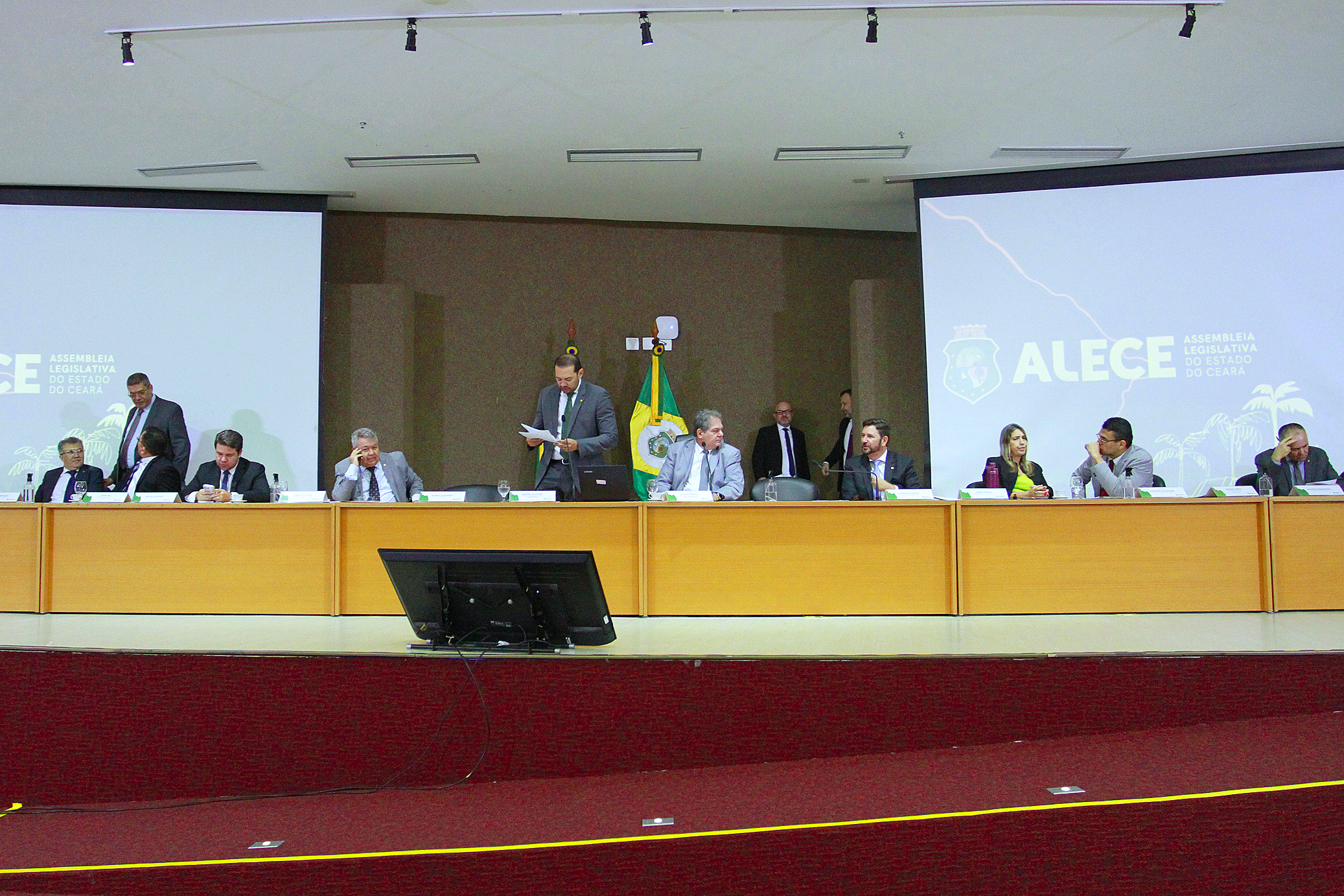 Votação durante a sessão plenária desta quarta-feira