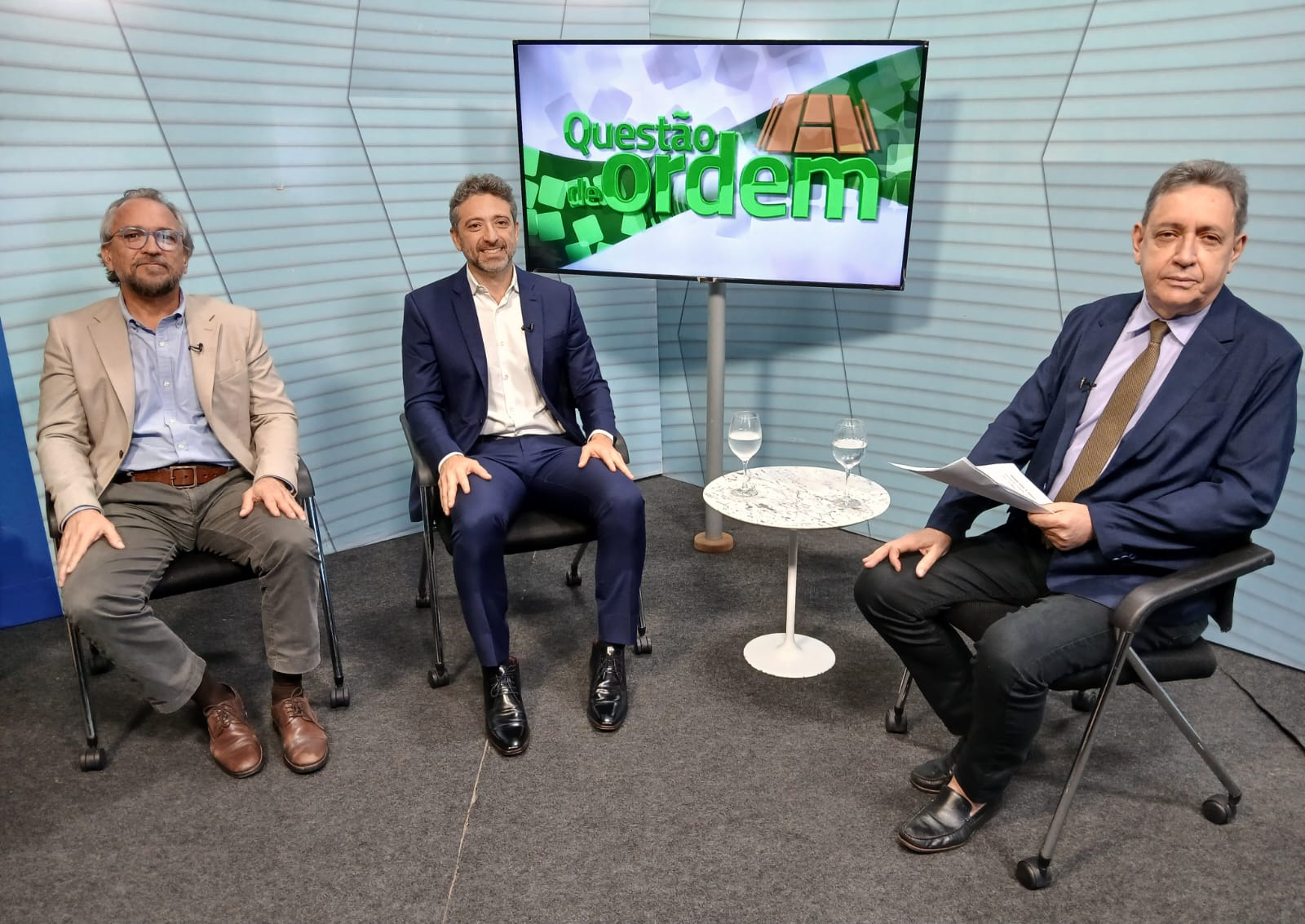 Luciano Arruda e André Facó são entrevistados pelo jornalista Renato Abreu