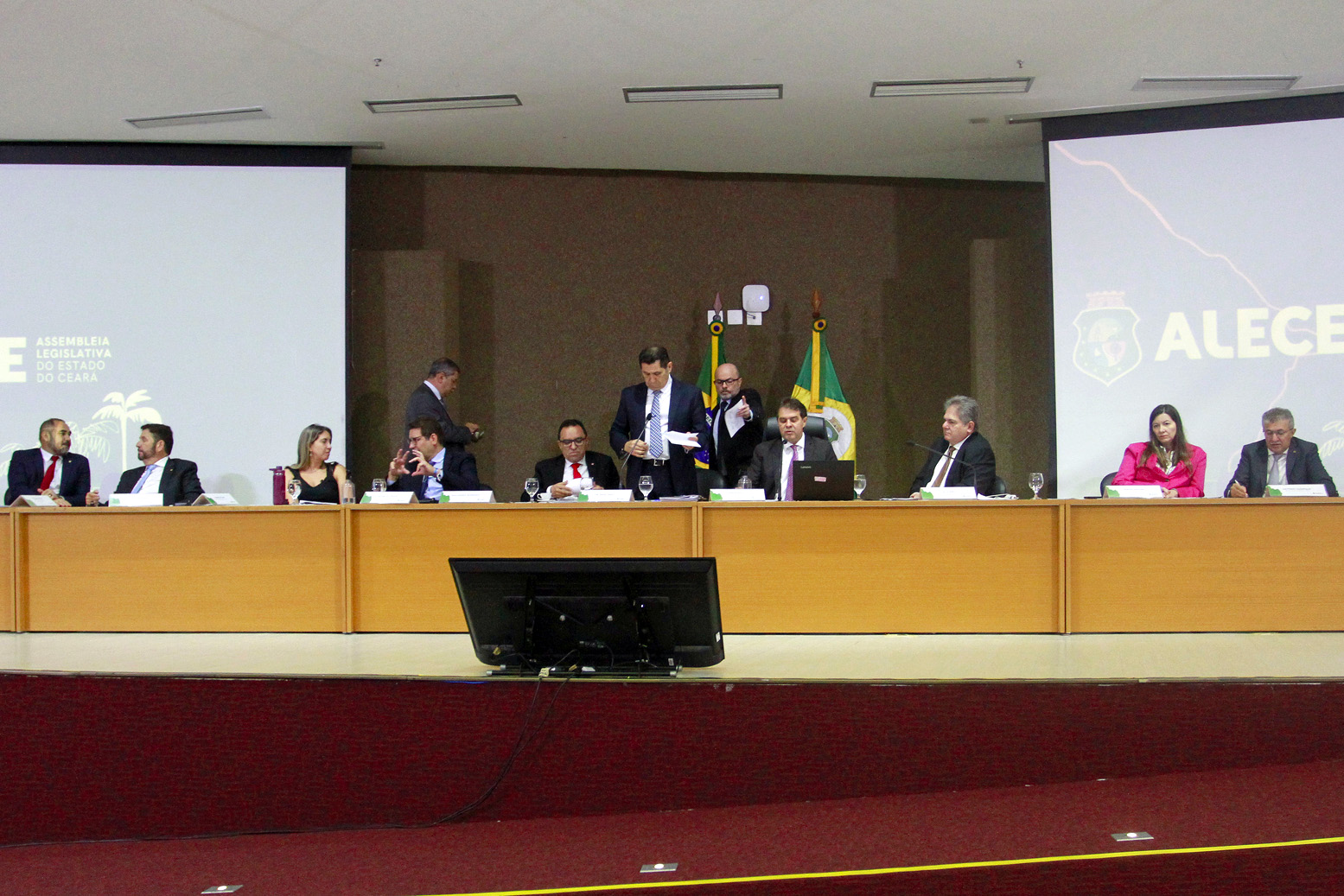 Votação durante sessão plenária desta terça-feira