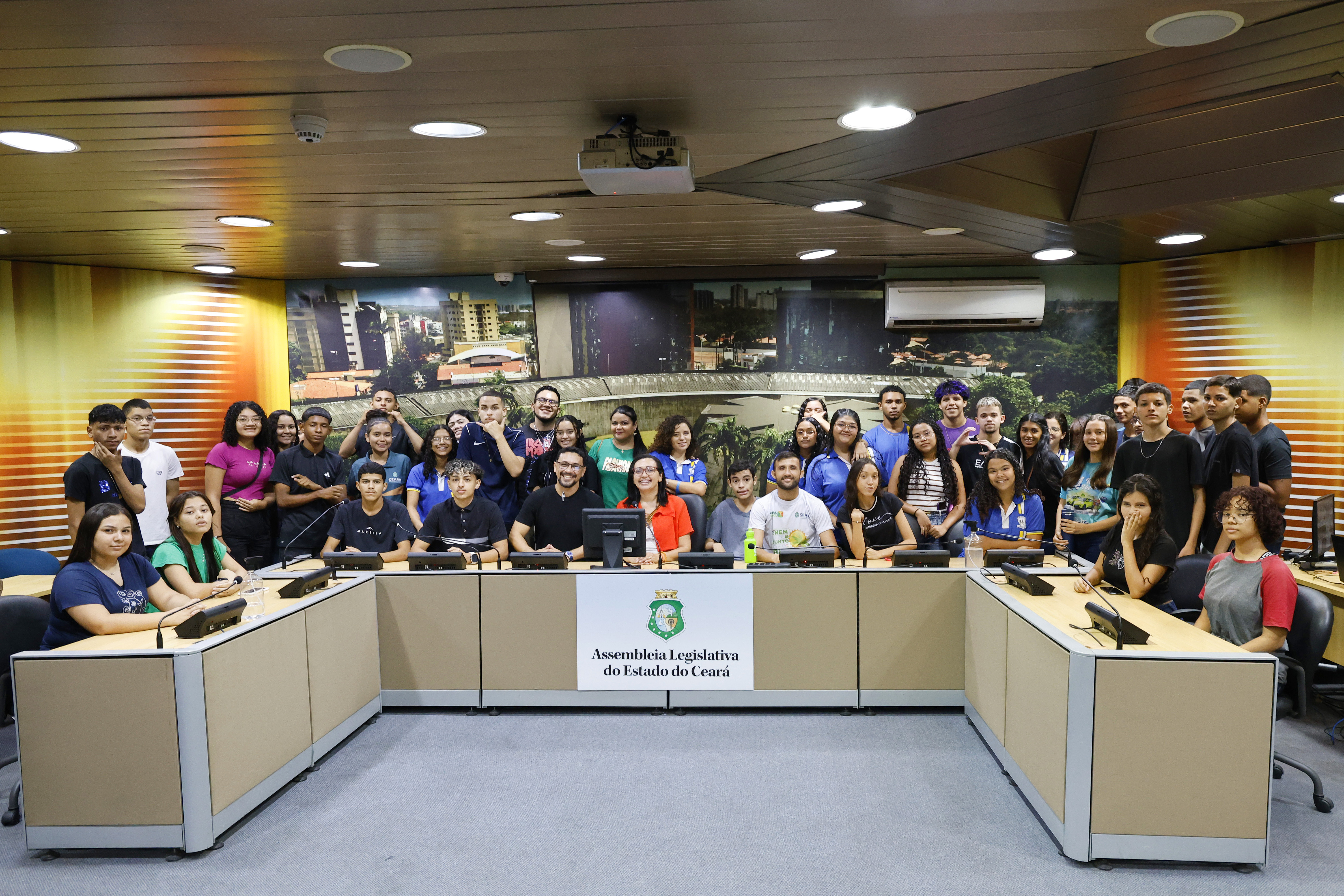 Alunos de escolas dos bairros Aerolândia e Serrinha visitam a Alece nesta quarta