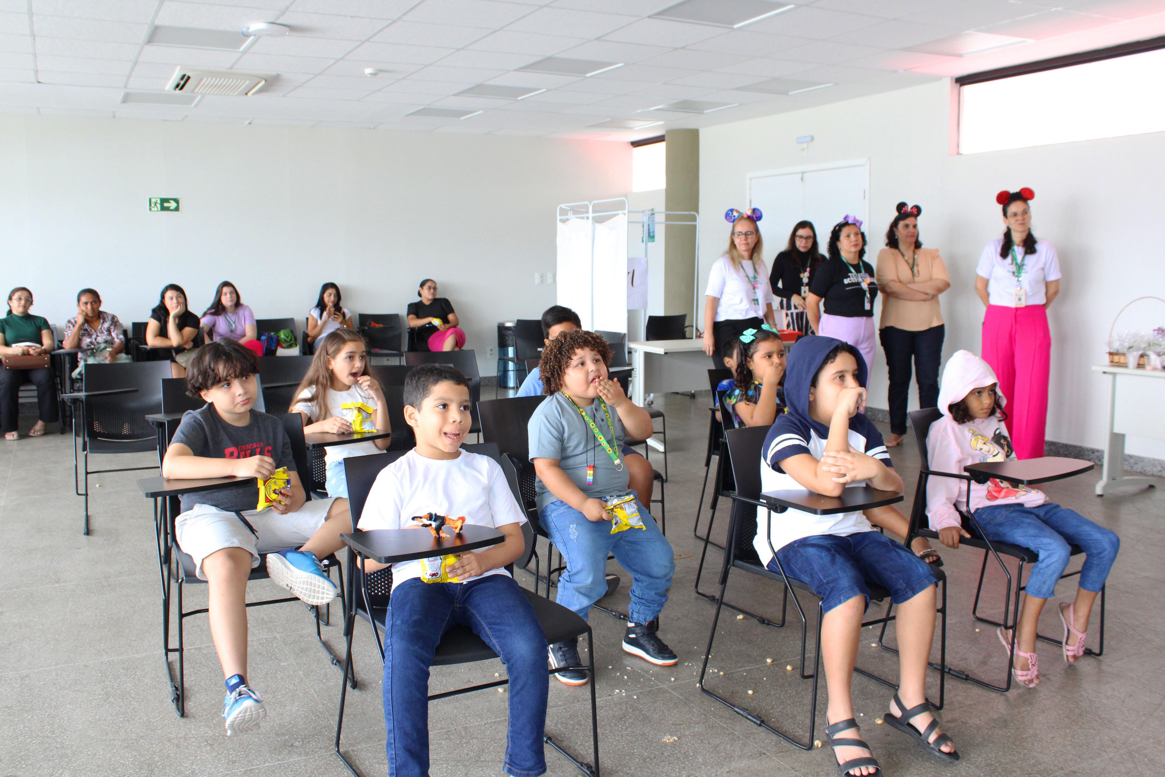 Alece realiza sessão de cinema infantil para crianças atendidas pelo Departamento de Saúde