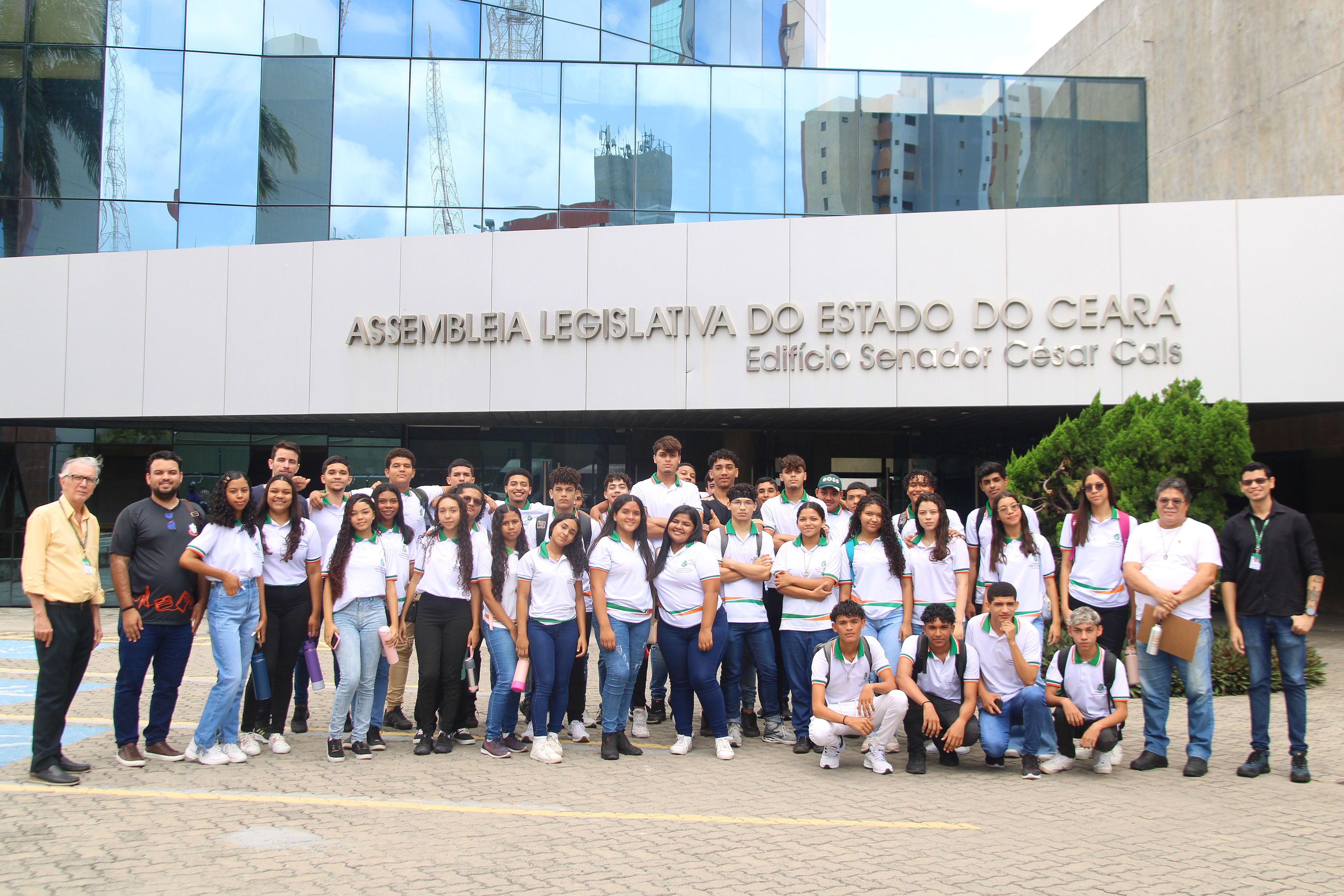 Alece recebe visita de 85 estudantes de Fortaleza e Guaiúba nesta quinta