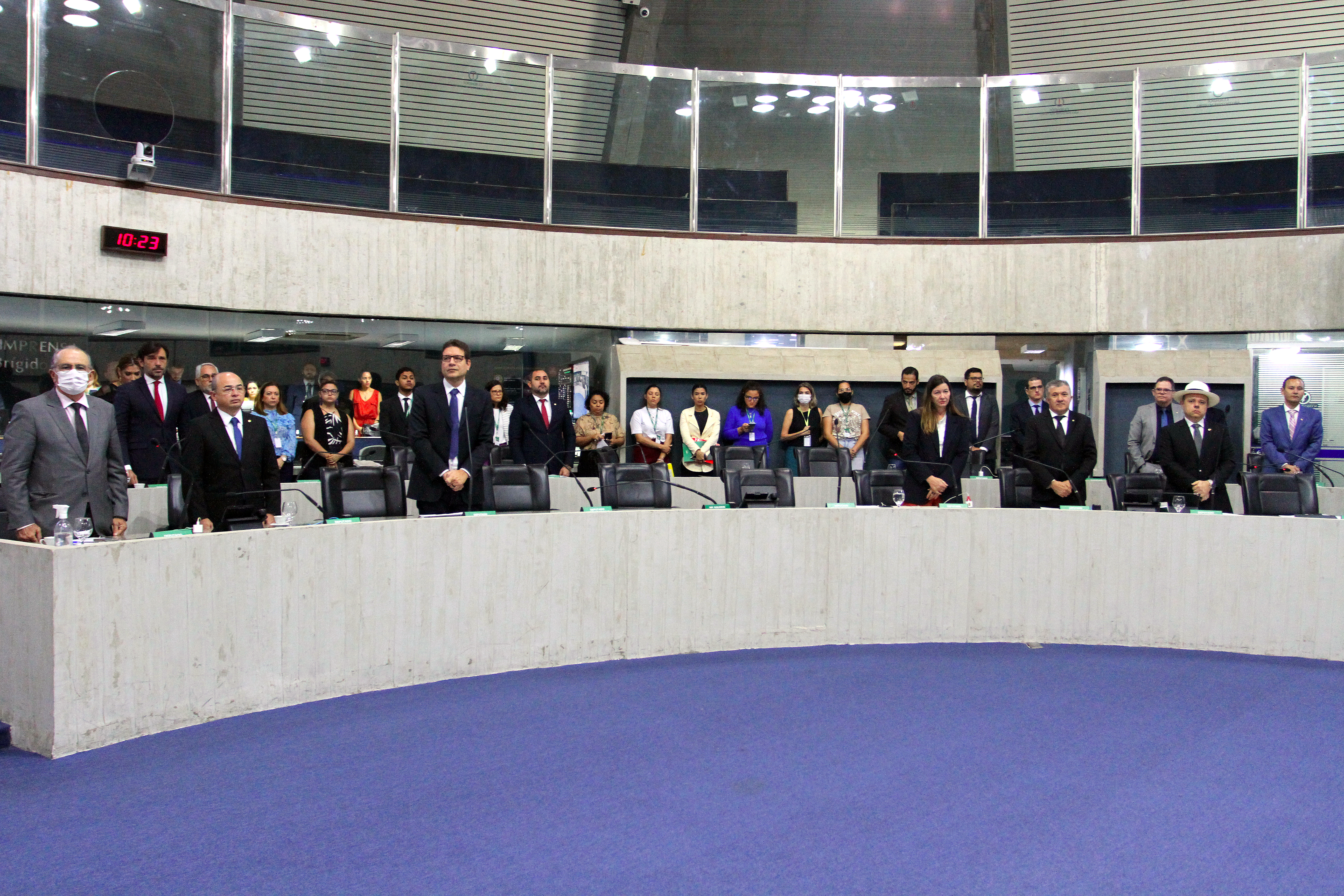 Minuto de silêncio em homenagem póstuma a personalidades cearenses, durante sessão legislativa