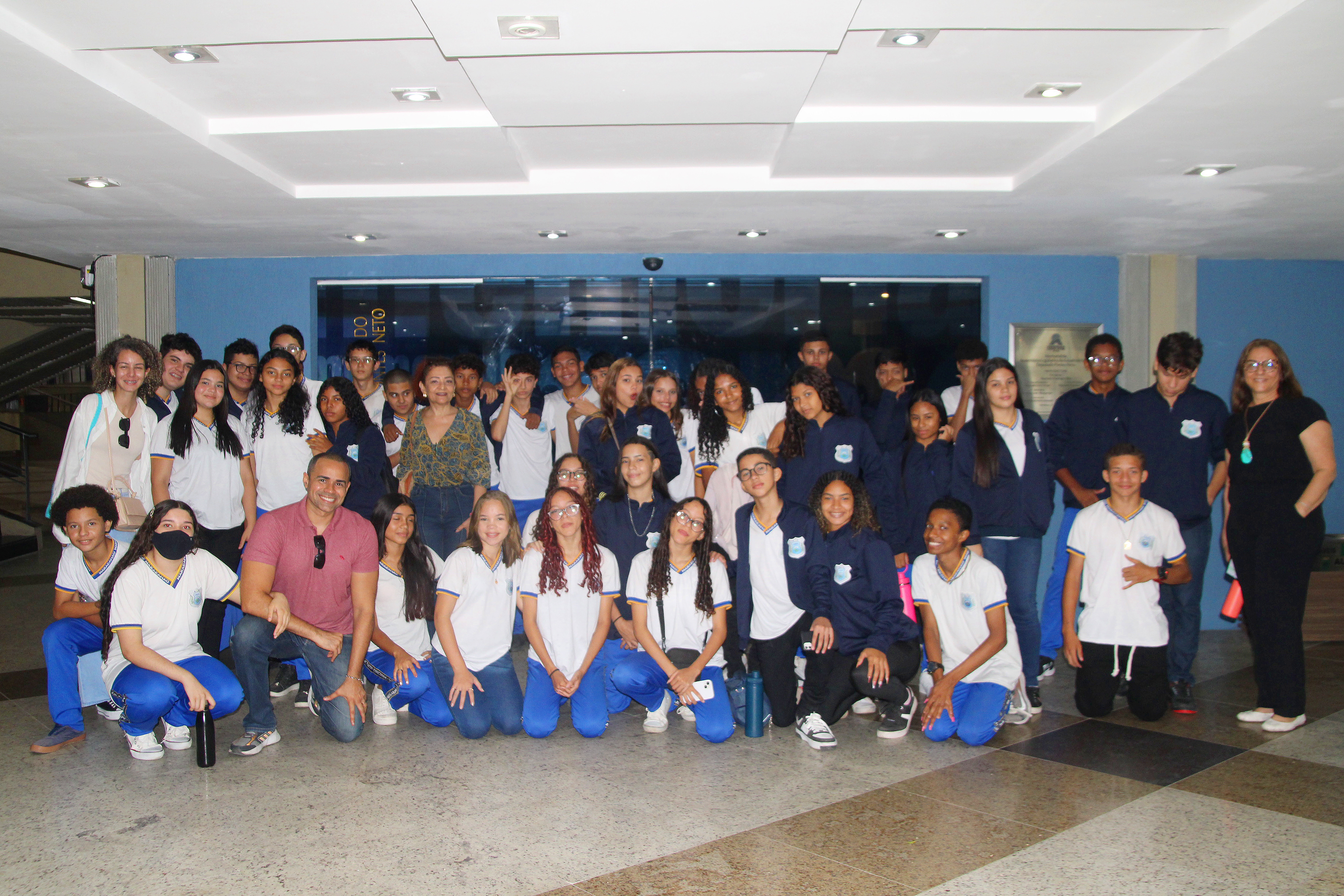 Alece recebe estudantes de escola de Maracanaú nesta terça