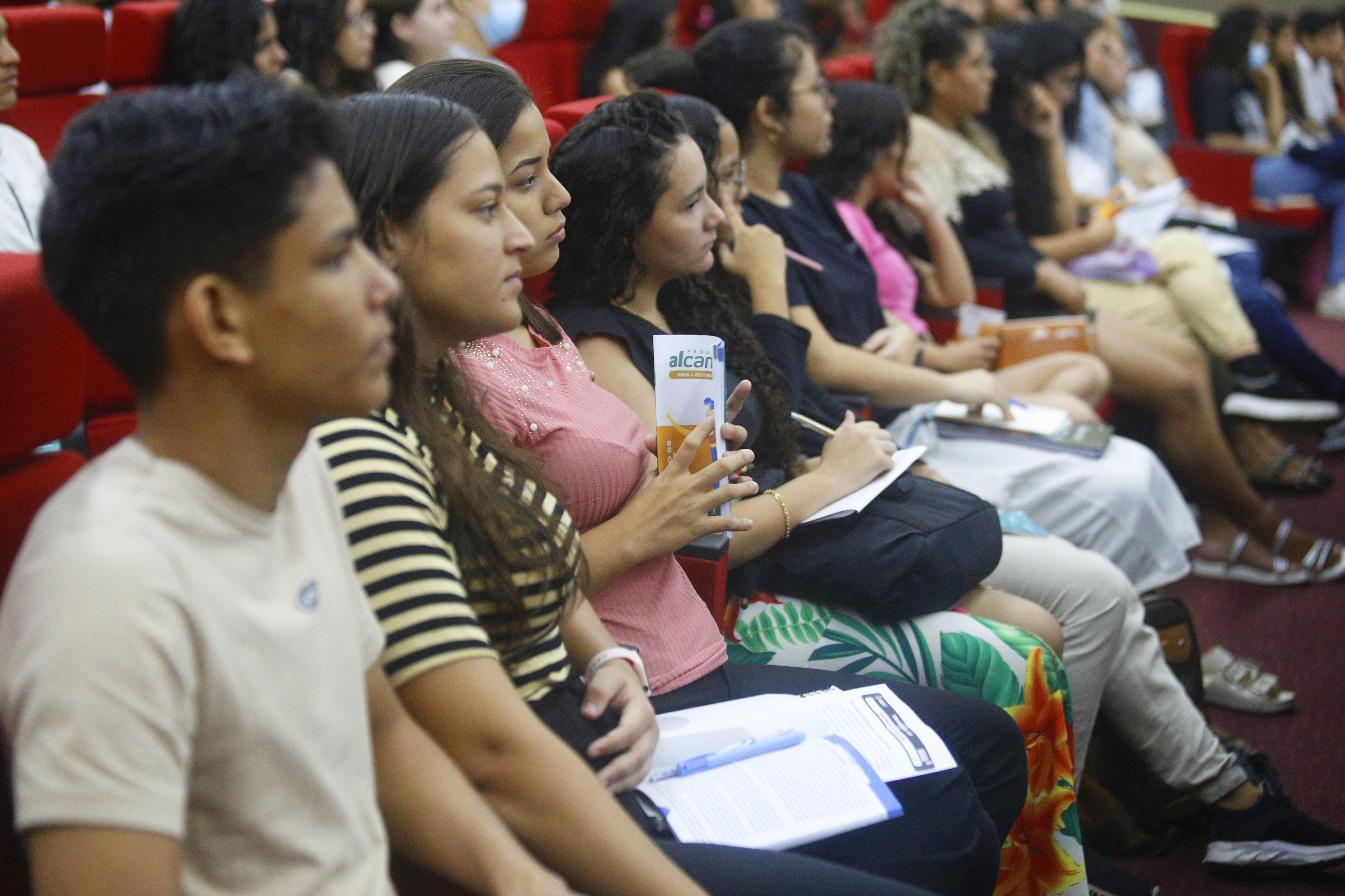 Alcance Enem promove aulão de véspera especial neste sábado