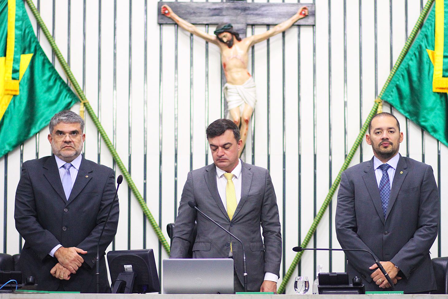 Minuto de silêncio durante a sessão plenária