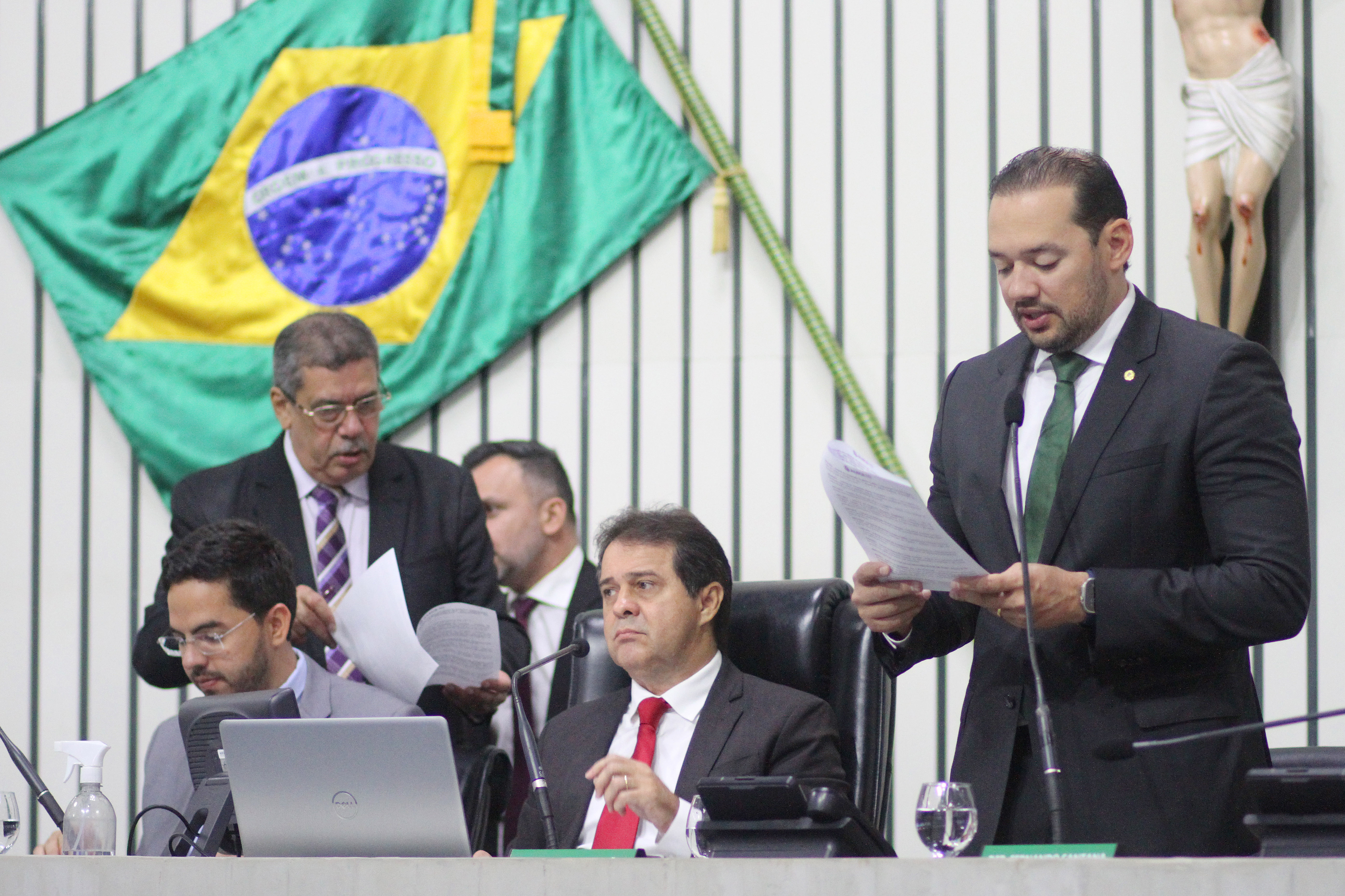 Plenário aprova projetos de lei de revisão salarial do Legislativo, Judiciário e Defensoria