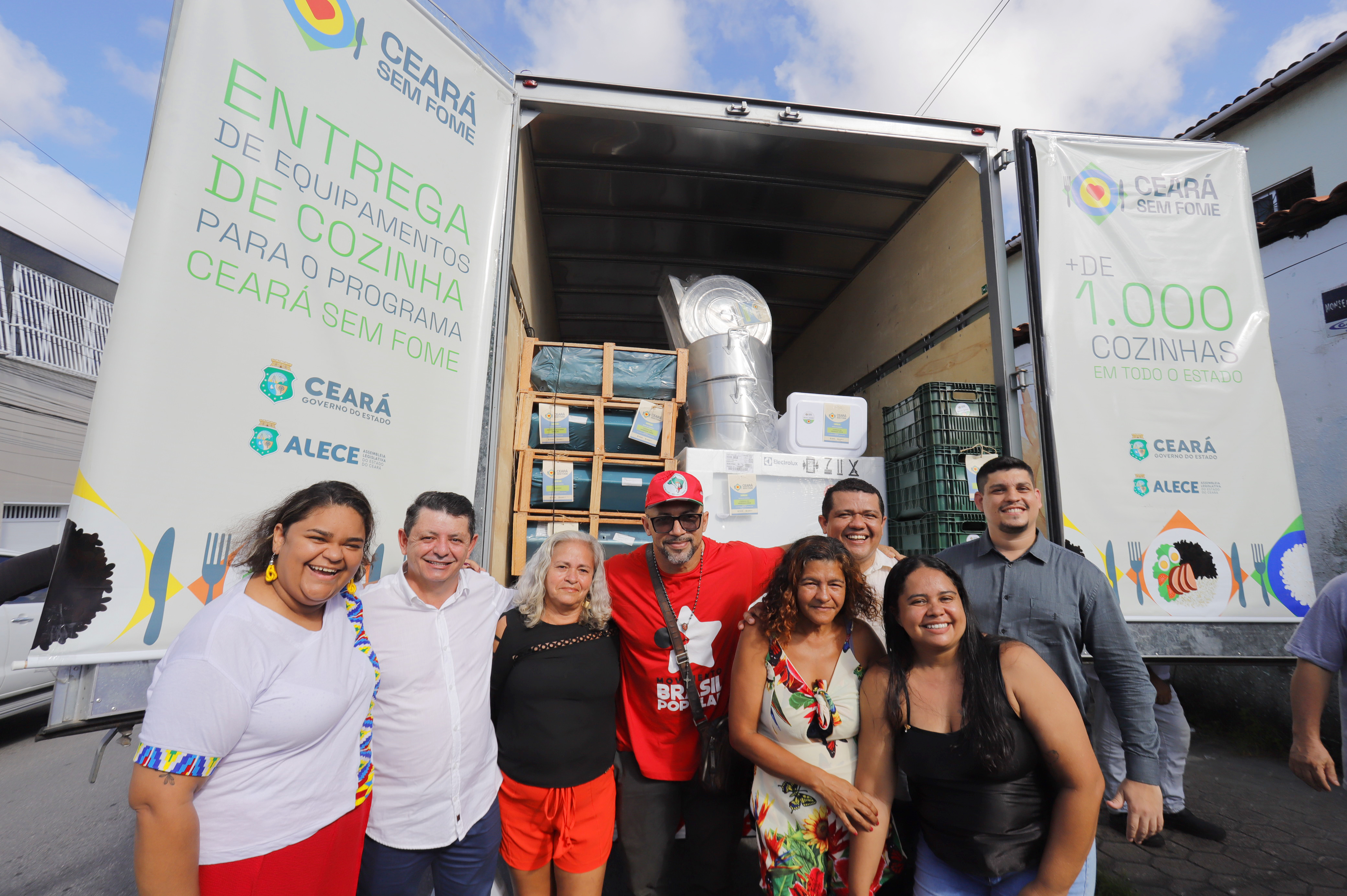 Deputado Nizo Costa ( de blusa branca) representa a Alece na assinatura de cessão de uso de equipamentos