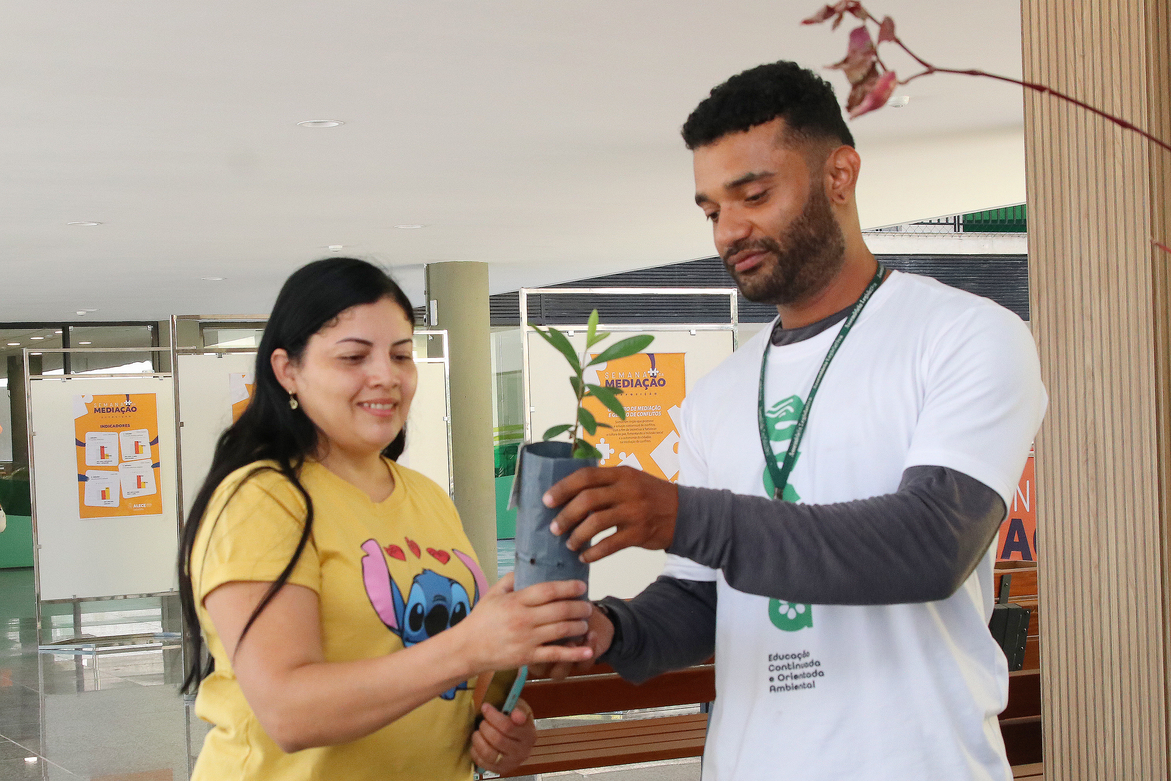 Distribuição de mudas para a população é uma das atividades promovidas pela Célula de Sustentabilidade e Gestão Ambiental da Alece