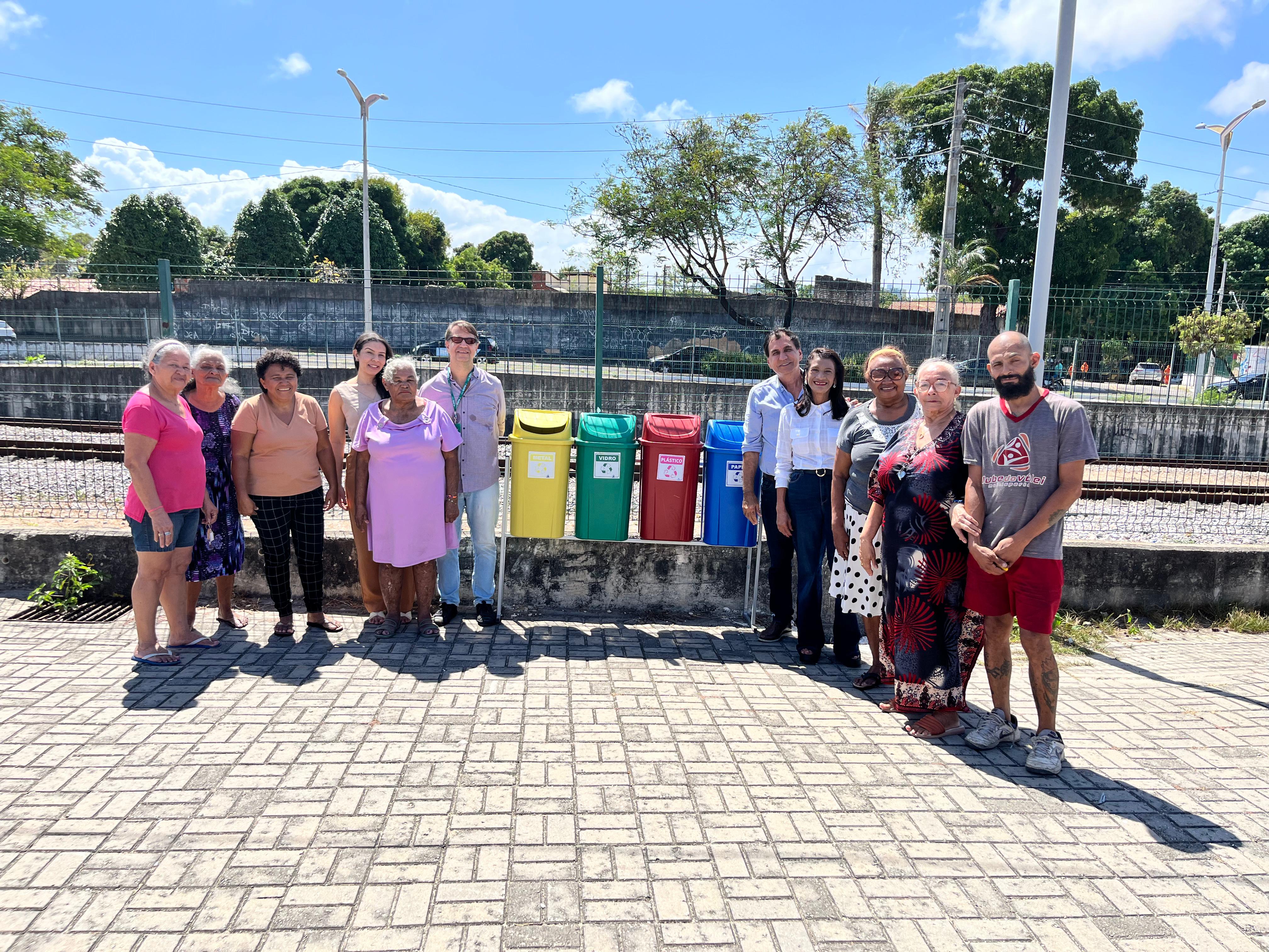 Alece e Assalce promovem entrega de lixeiras de coleta seletiva para a comunidade Pio XII