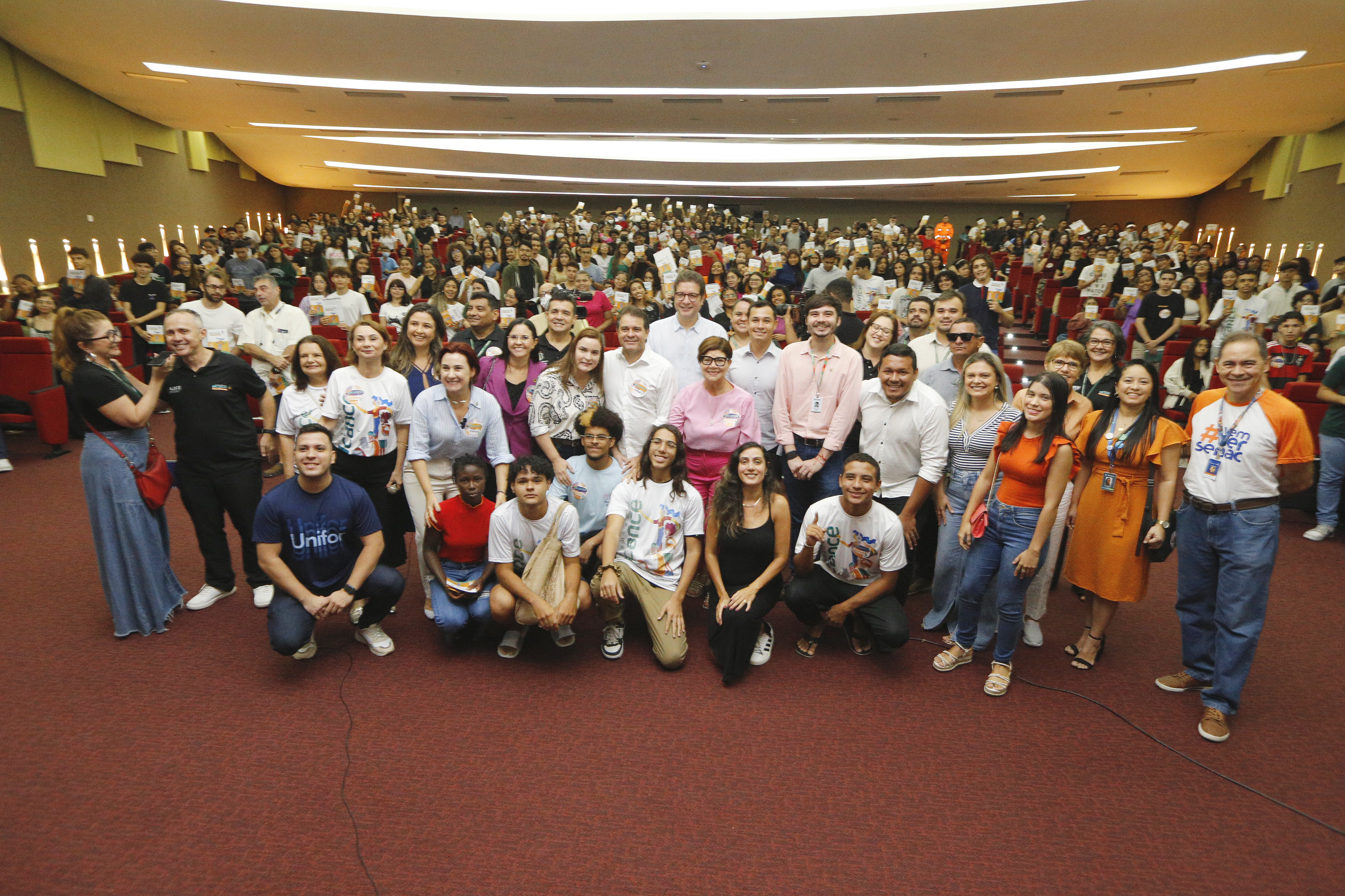 Aula inaugural do programa Alcance Enem na Alece mobiliza centenas de estudantes