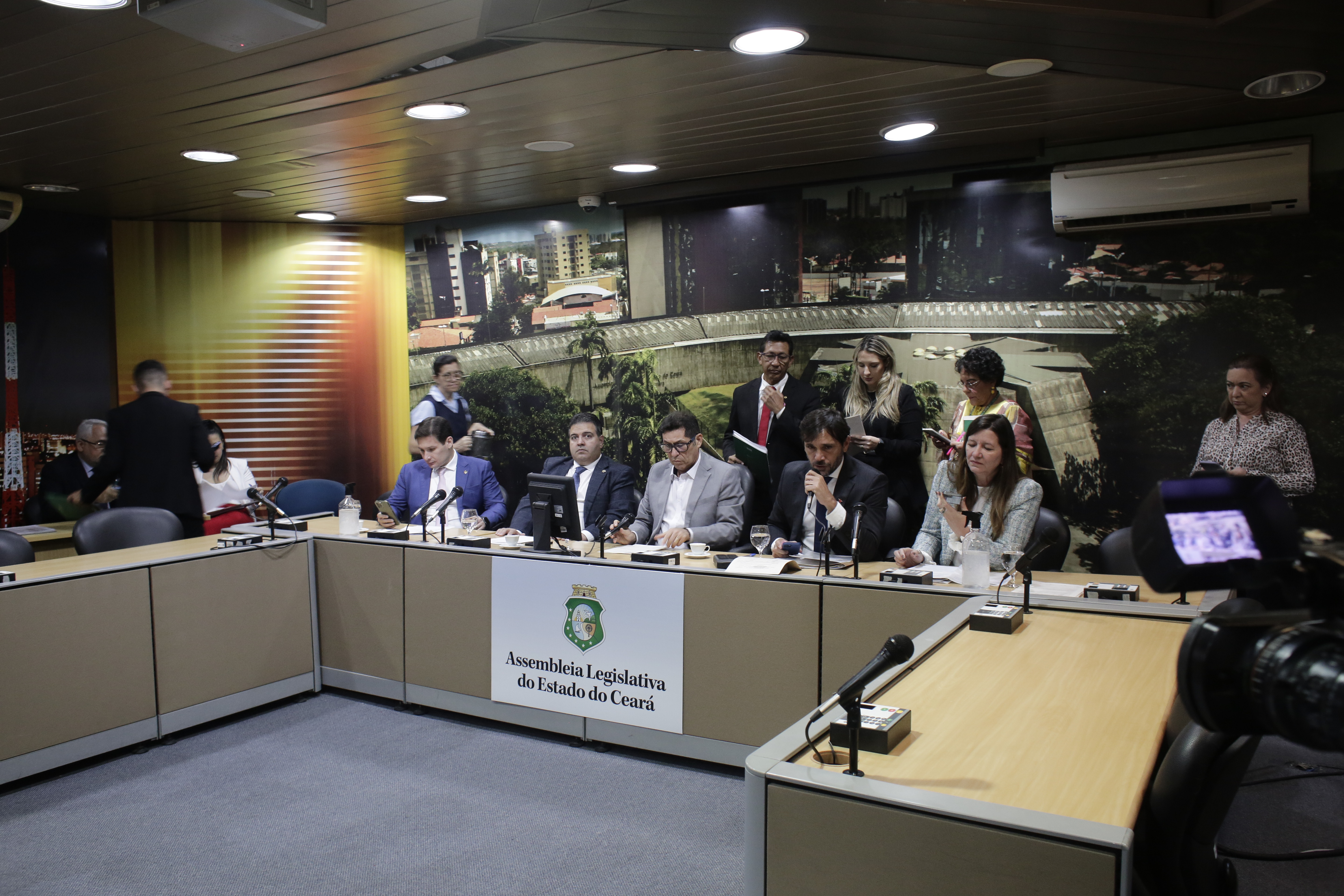 Dois projetos do Executivo e 24 de parlamentares são aprovados na CCJR