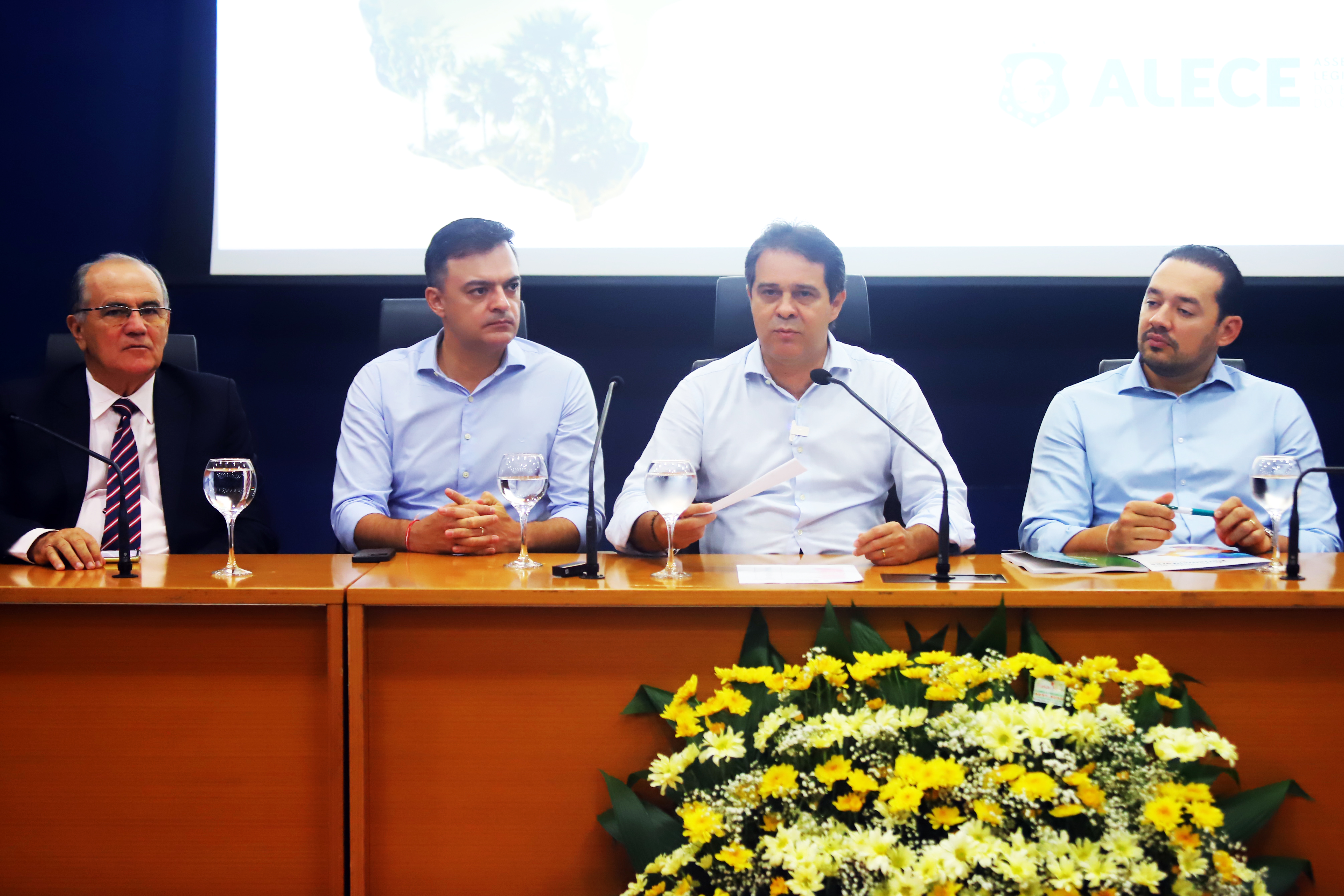 Presidente da Alece, deputado Evandro Leitão (PDT), sauda os parlamentares durante cerimônia de boas-vindas
