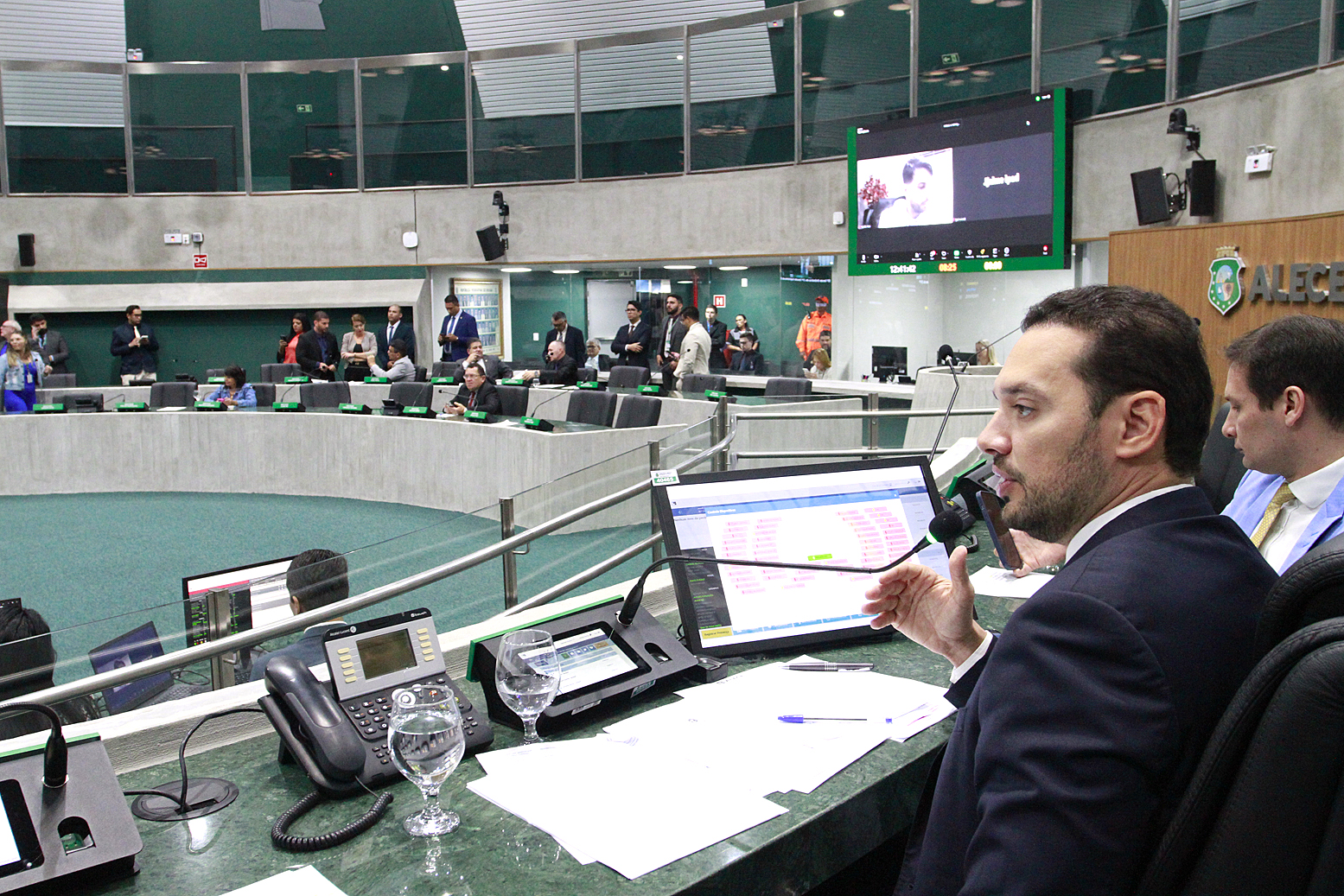 Votação durante sessão plenária desta quinta-feira