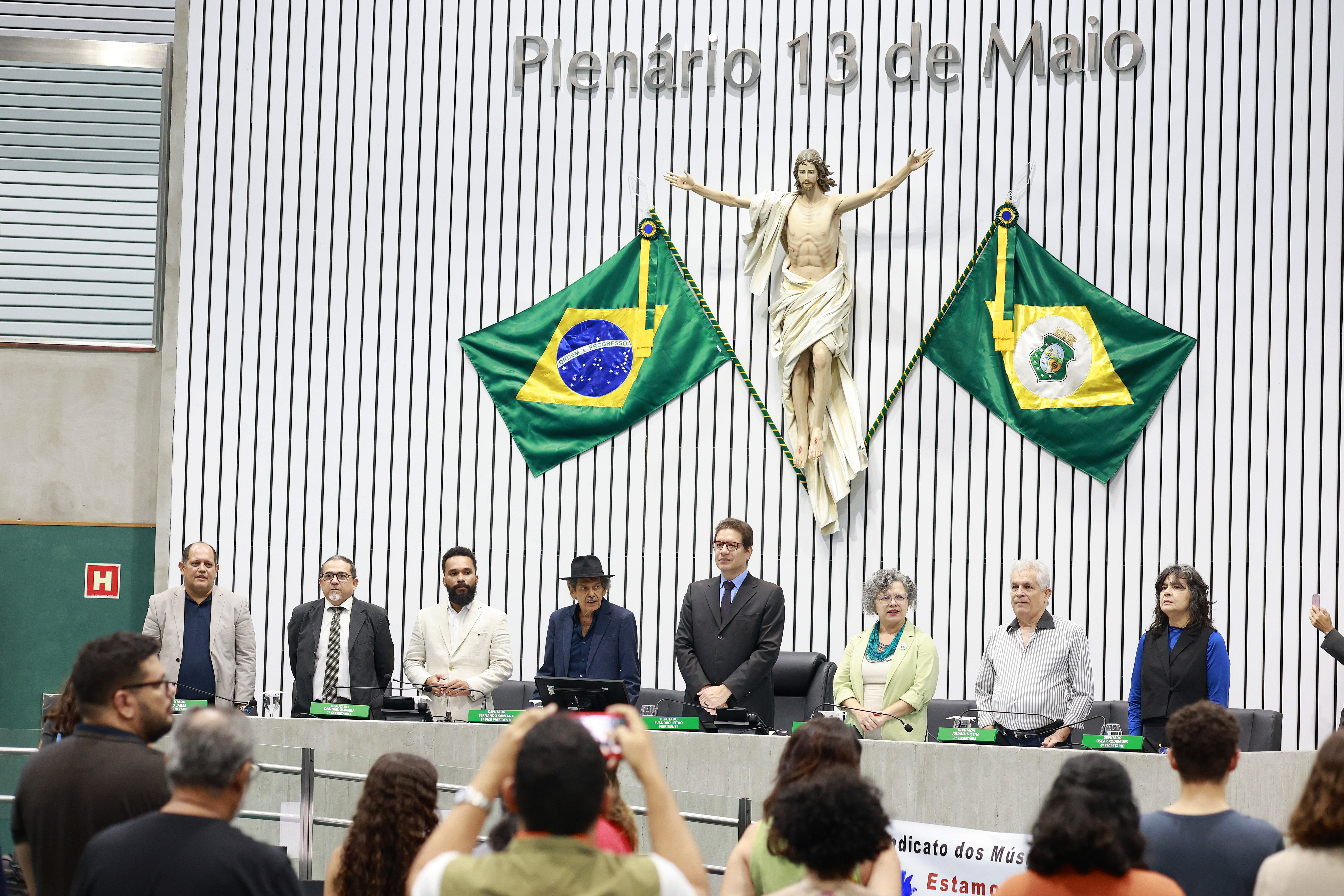 Rodger Rogério recebe Medalha Humberto Teixeira  por sua trajetória musical
