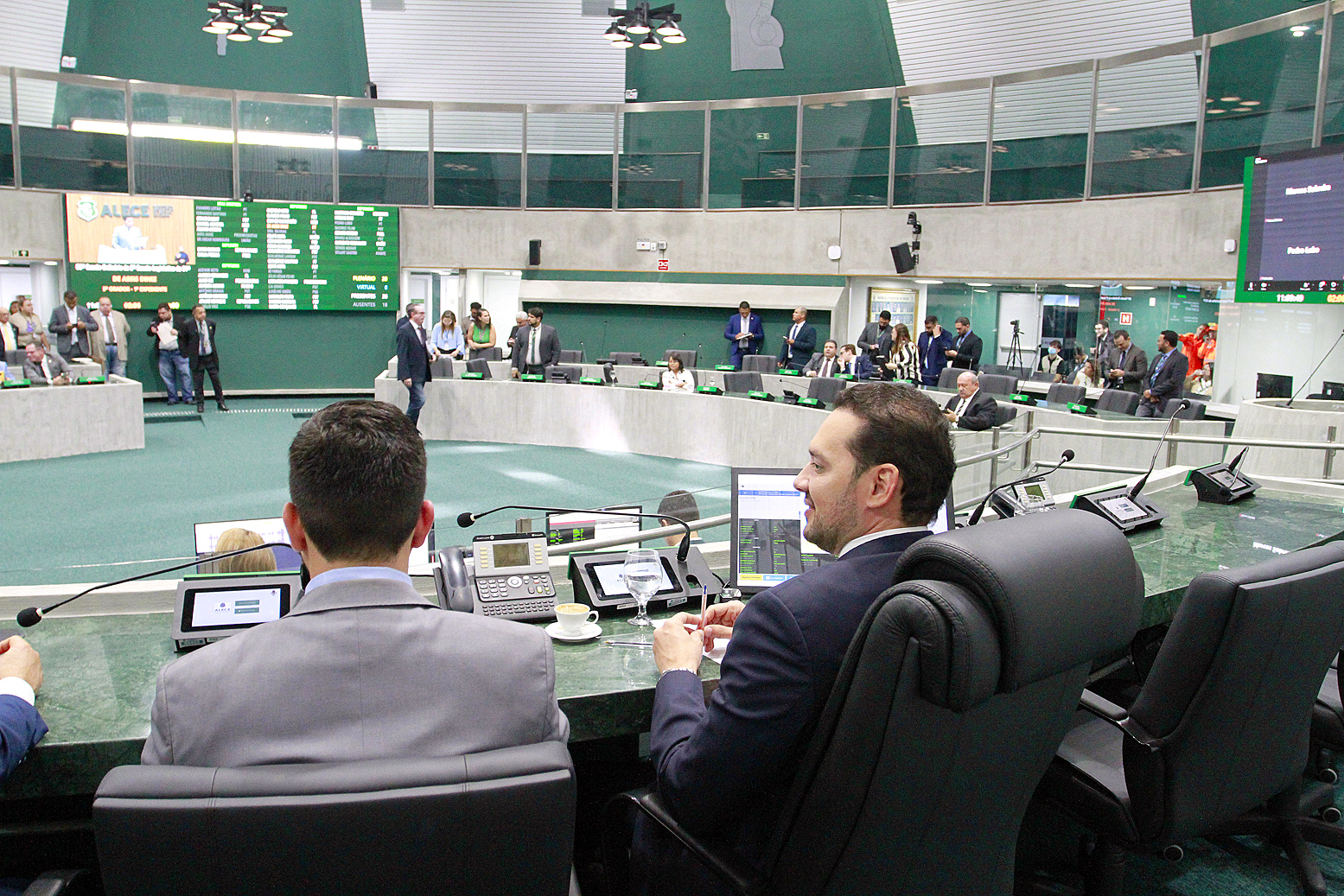 Votação durante sessão plenária desta terça-feira