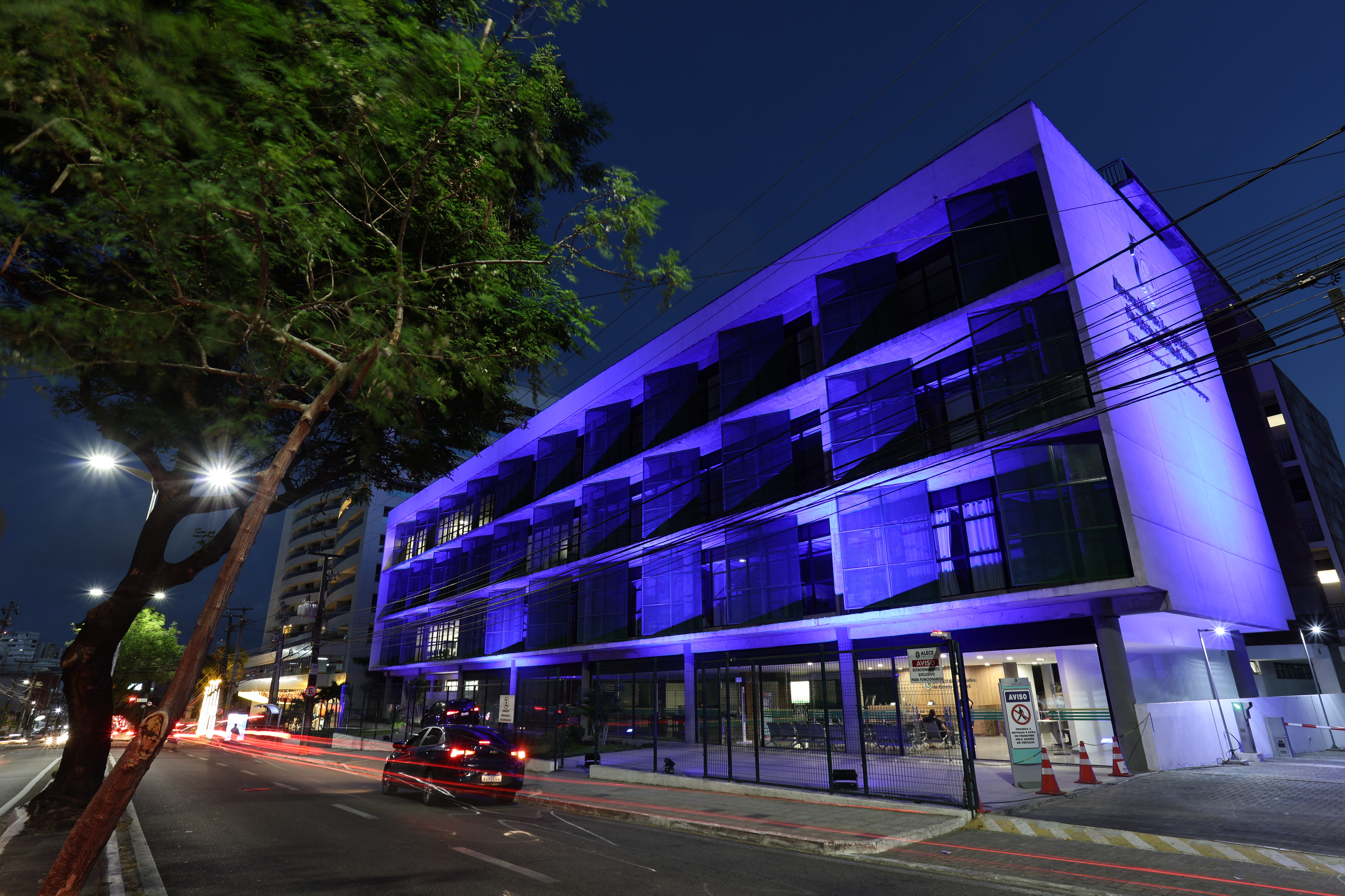 Edifício Deputado Francisco das Chagas Albuquerque (Anexo III da Alece) está iluminado pela cor azul em alusão à campanha
