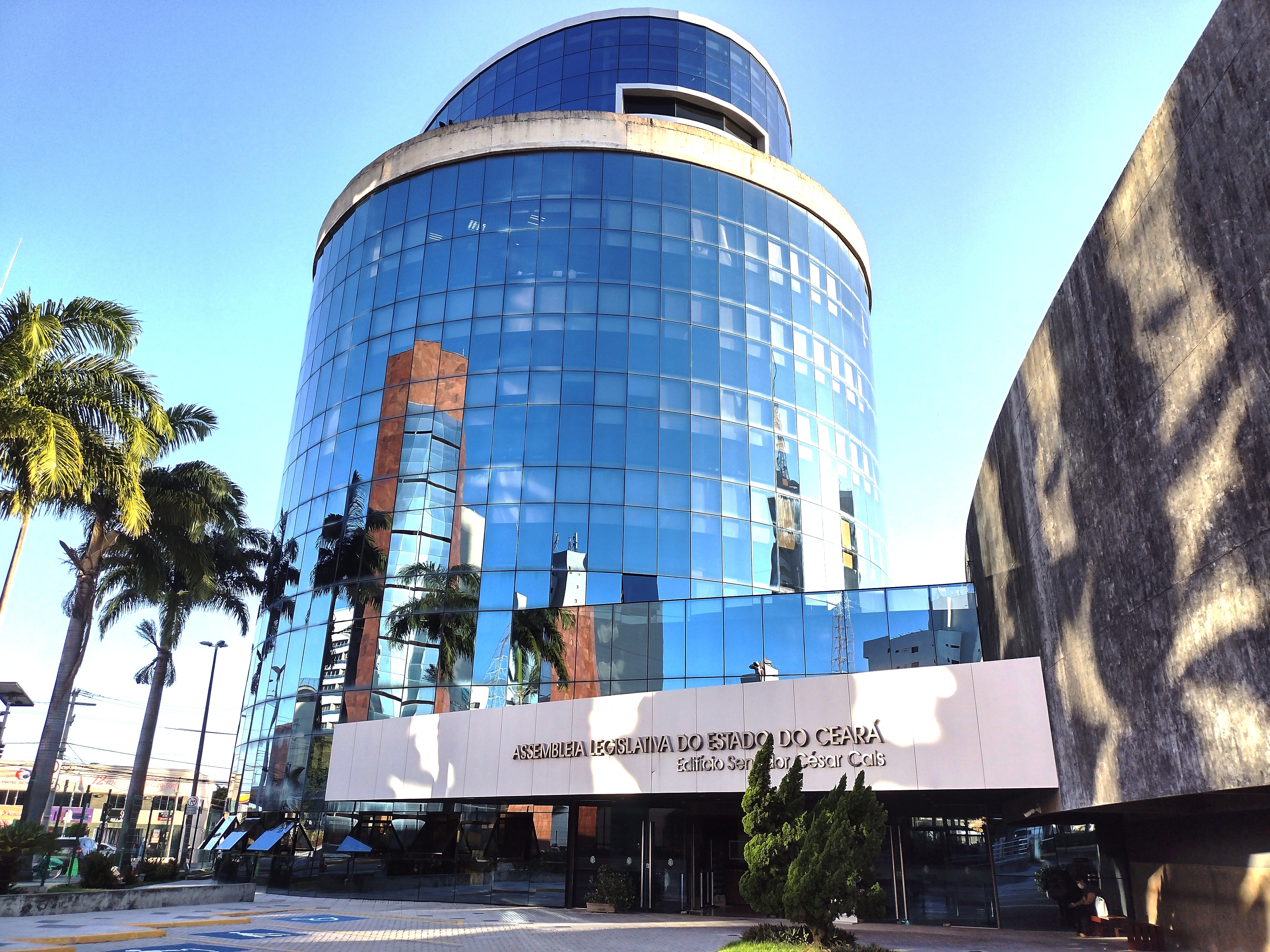 Alece celebra centenário e entrega medalha de mérito parlamentar a Amadeu Arrais