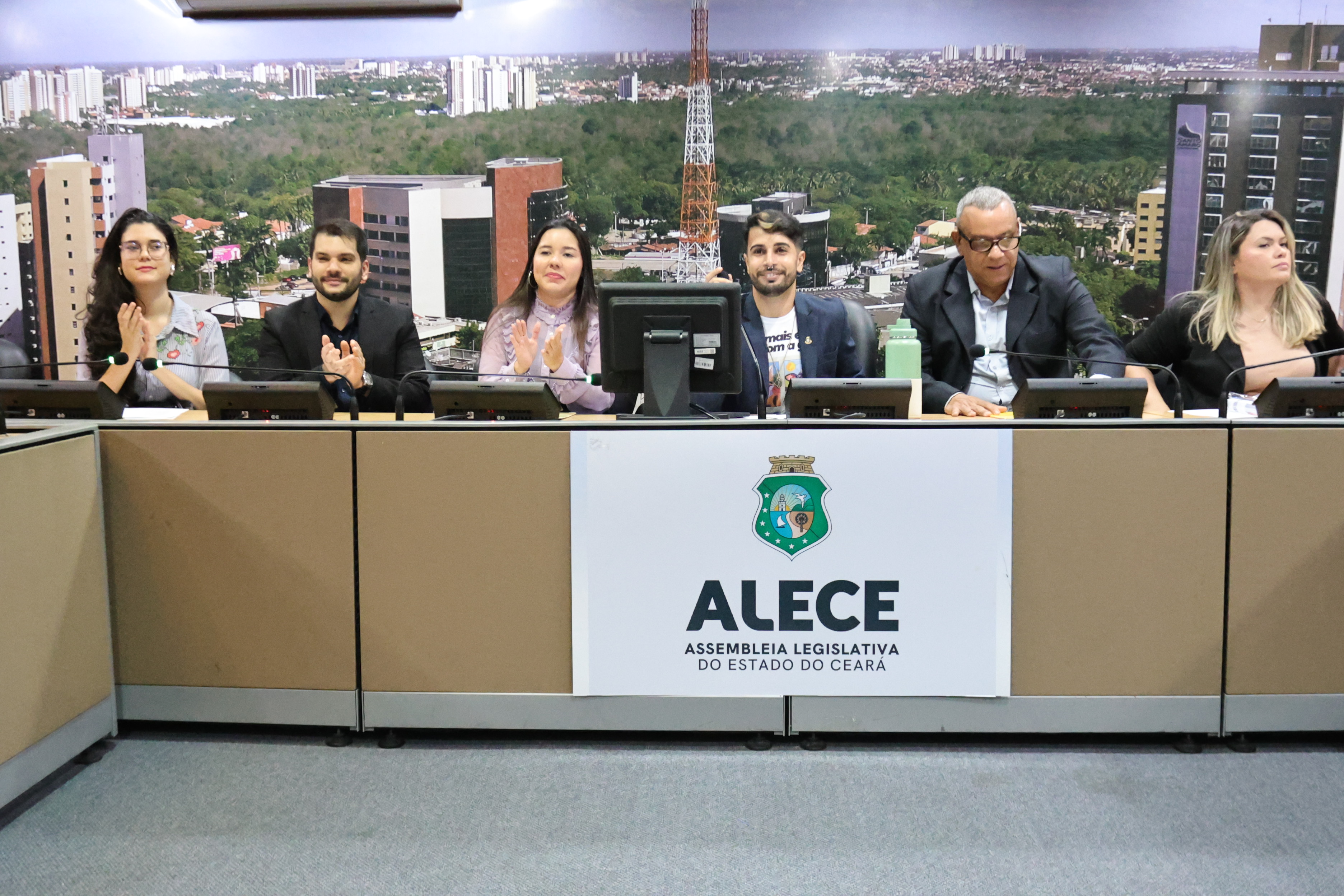 Apoio à defesa e bem-estar animal no Ceará é cobrado em audiência na Alece