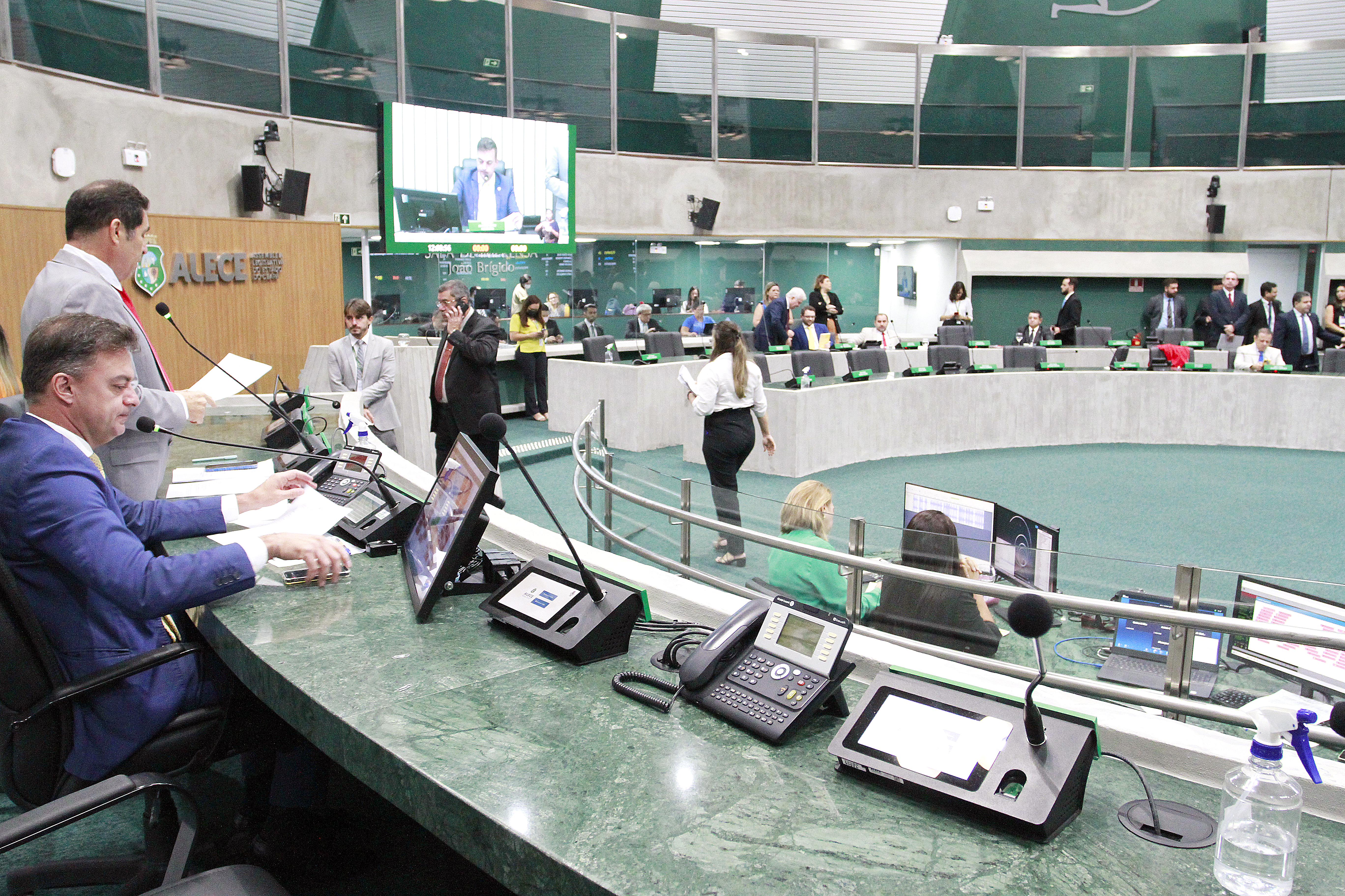 Votação durante sessão plenária desta quarta-feira