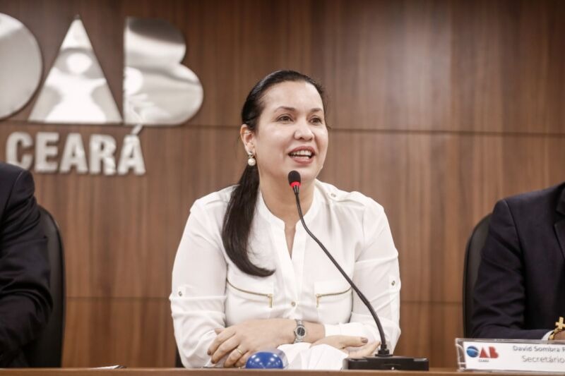 Alece comemora Dia da Mulher Advogada e concede título a Christiane Leitão