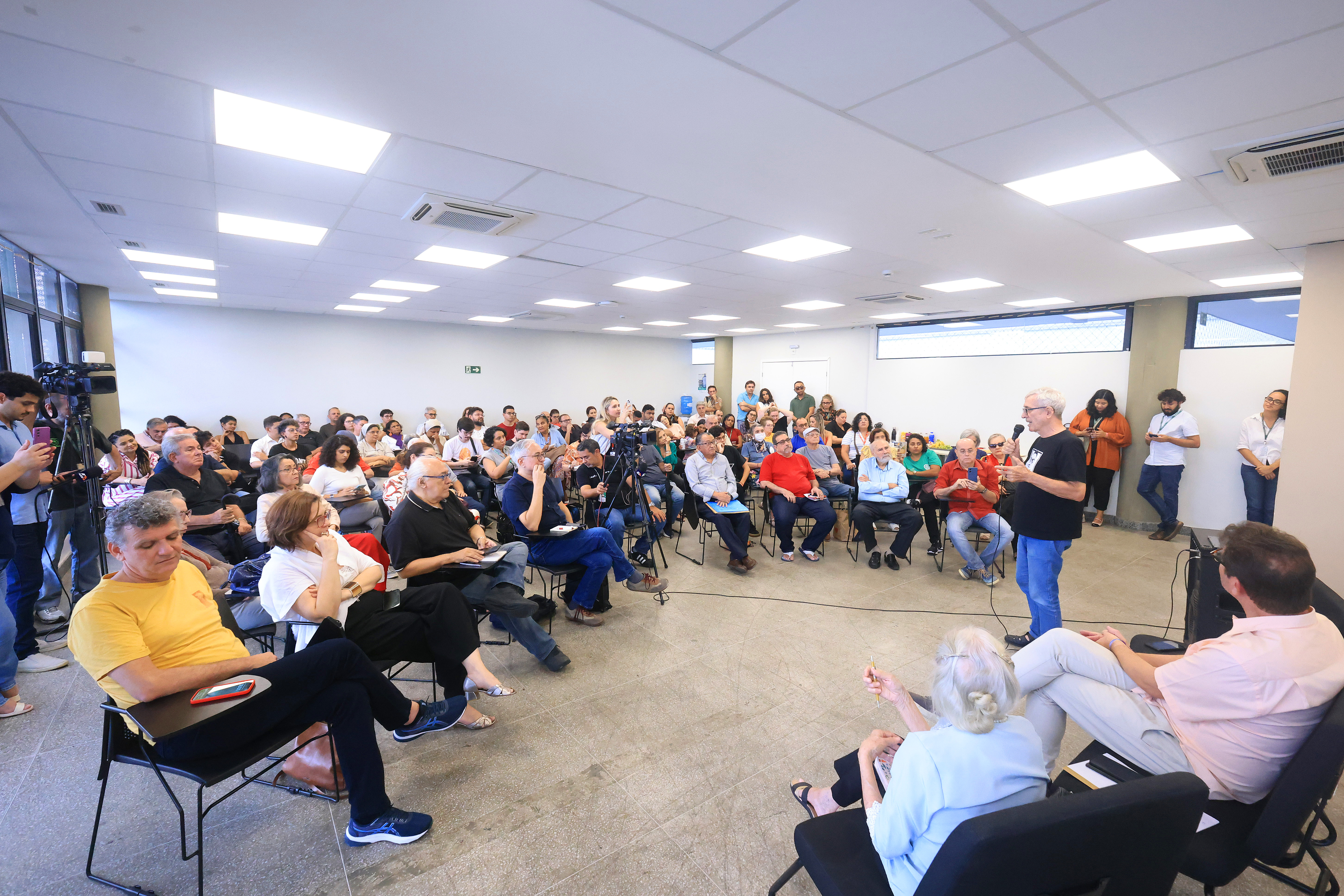 Frei Xavier fala para público os momentos que dividiu com Frei Tito na França.