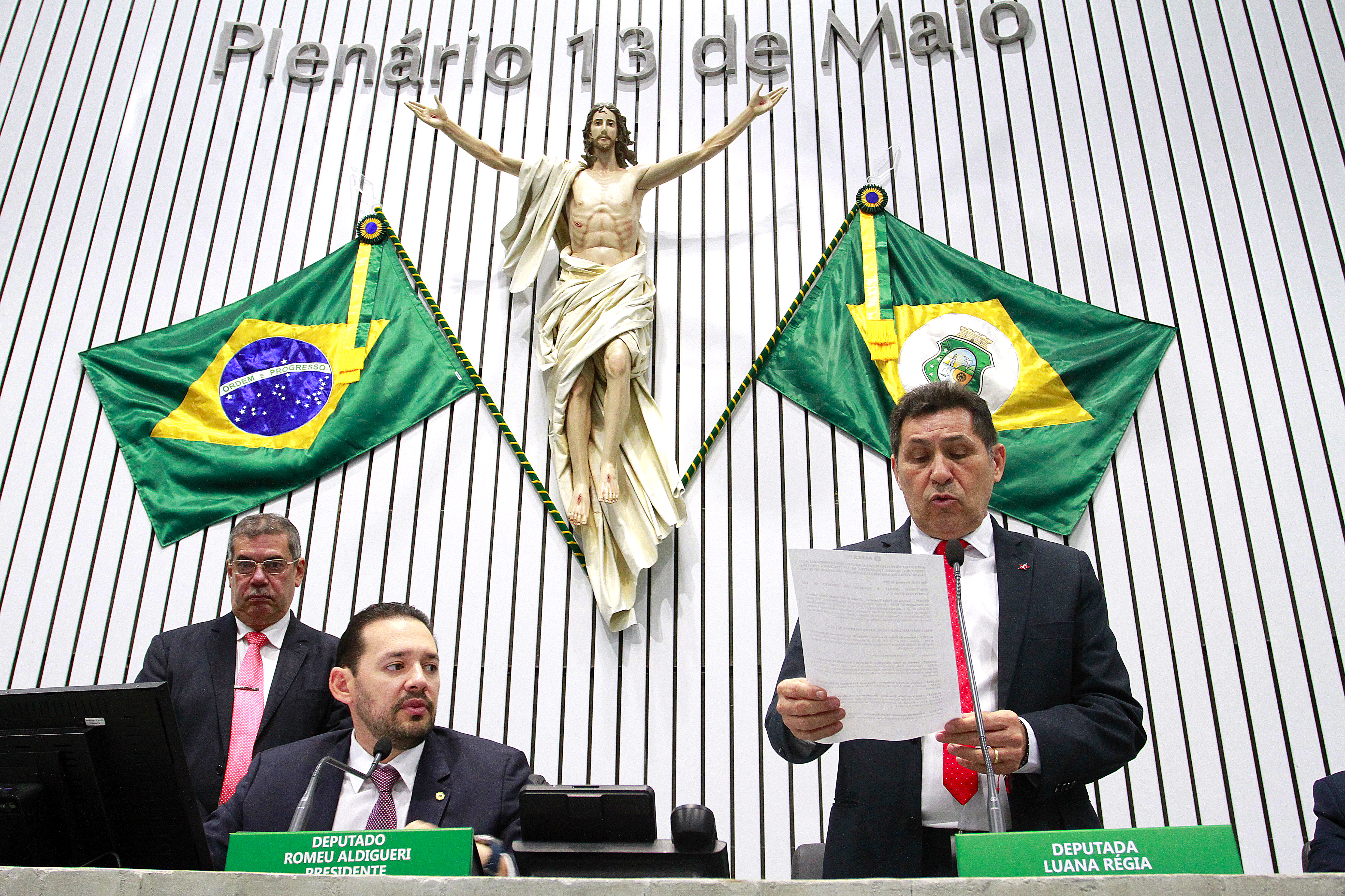 Votação durante sessão plenária desta quarta-feira