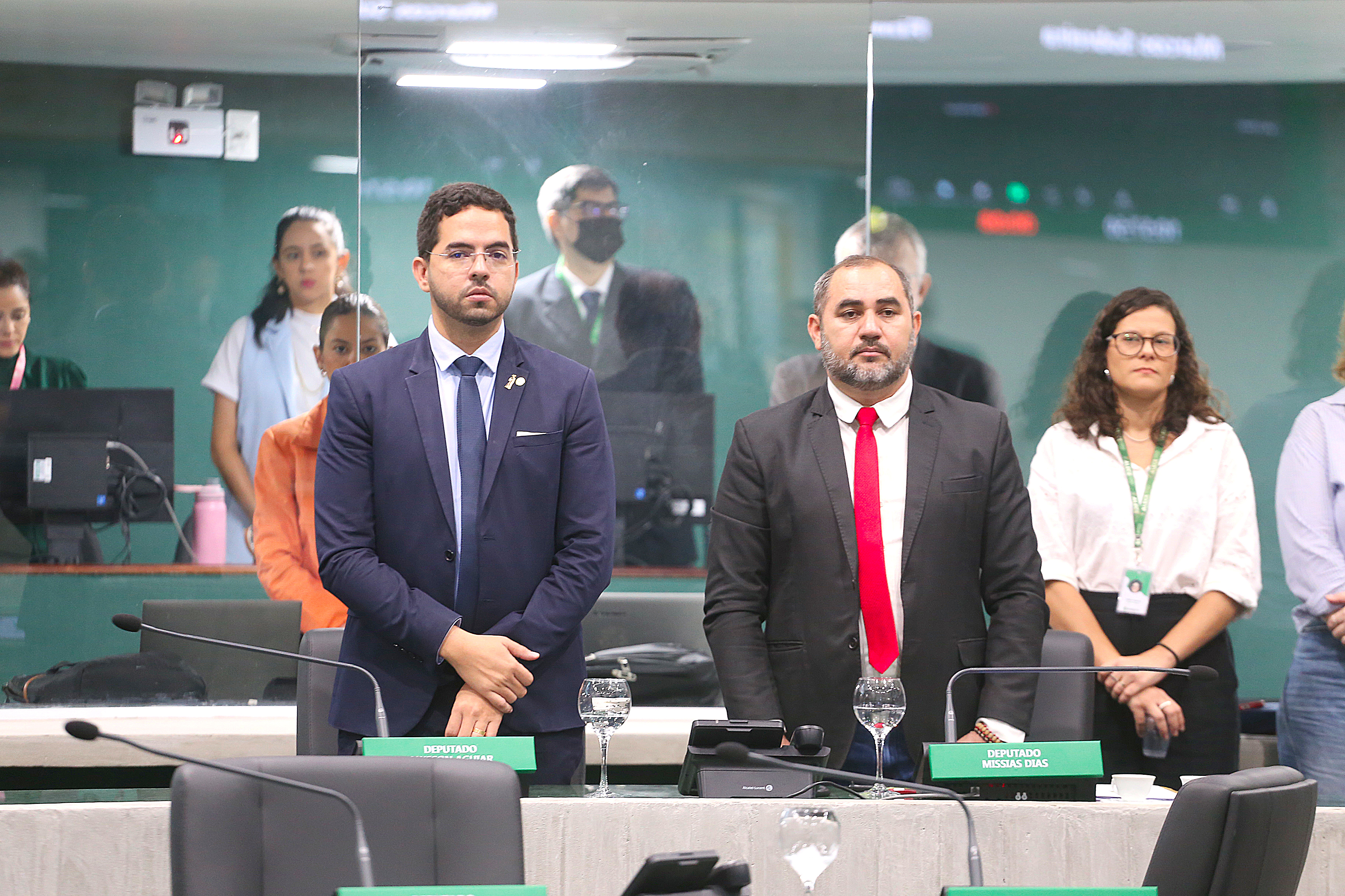 Minuto de silêncio durante a sessão plenária