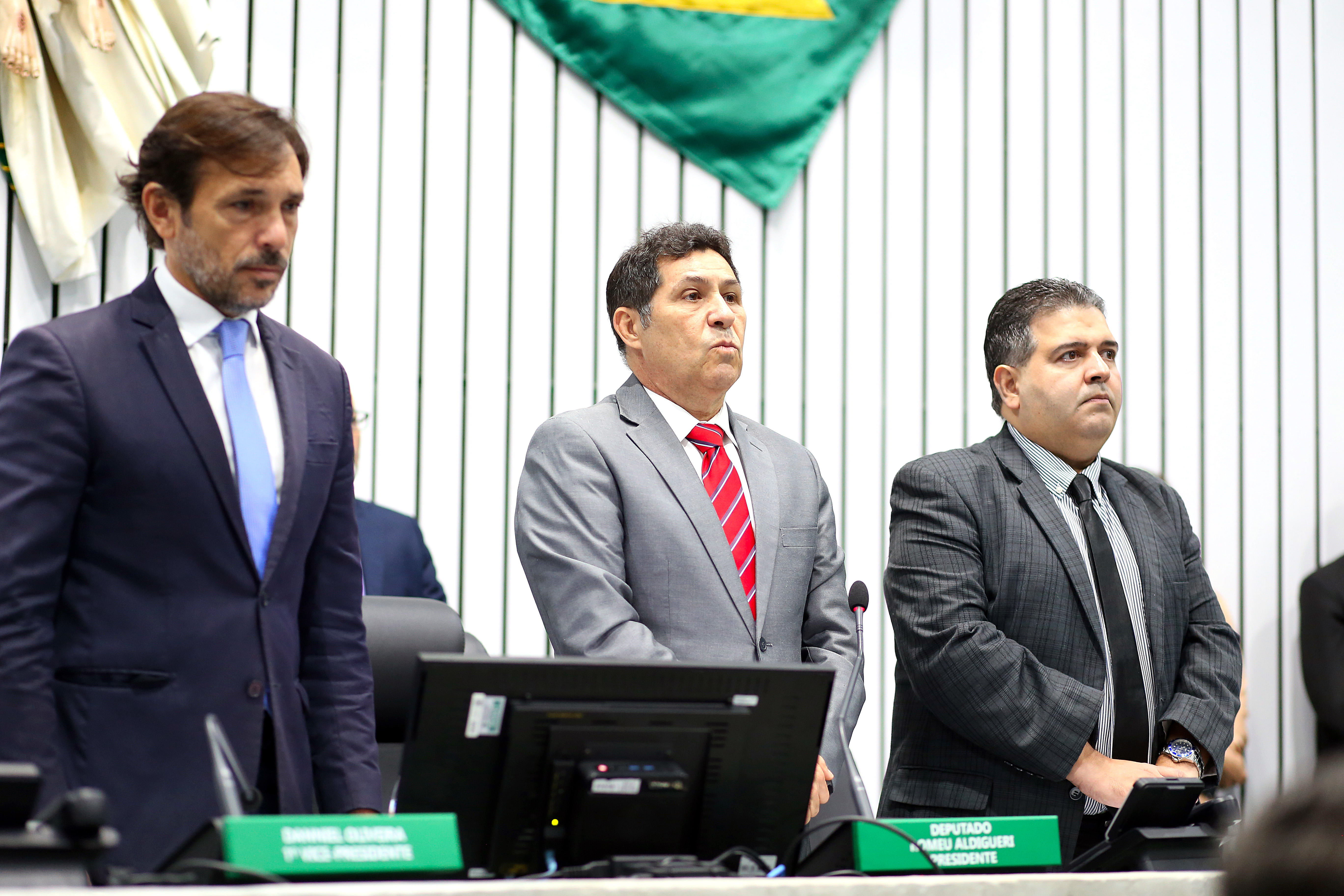 Minuto de silêncio durante a sessão plenária