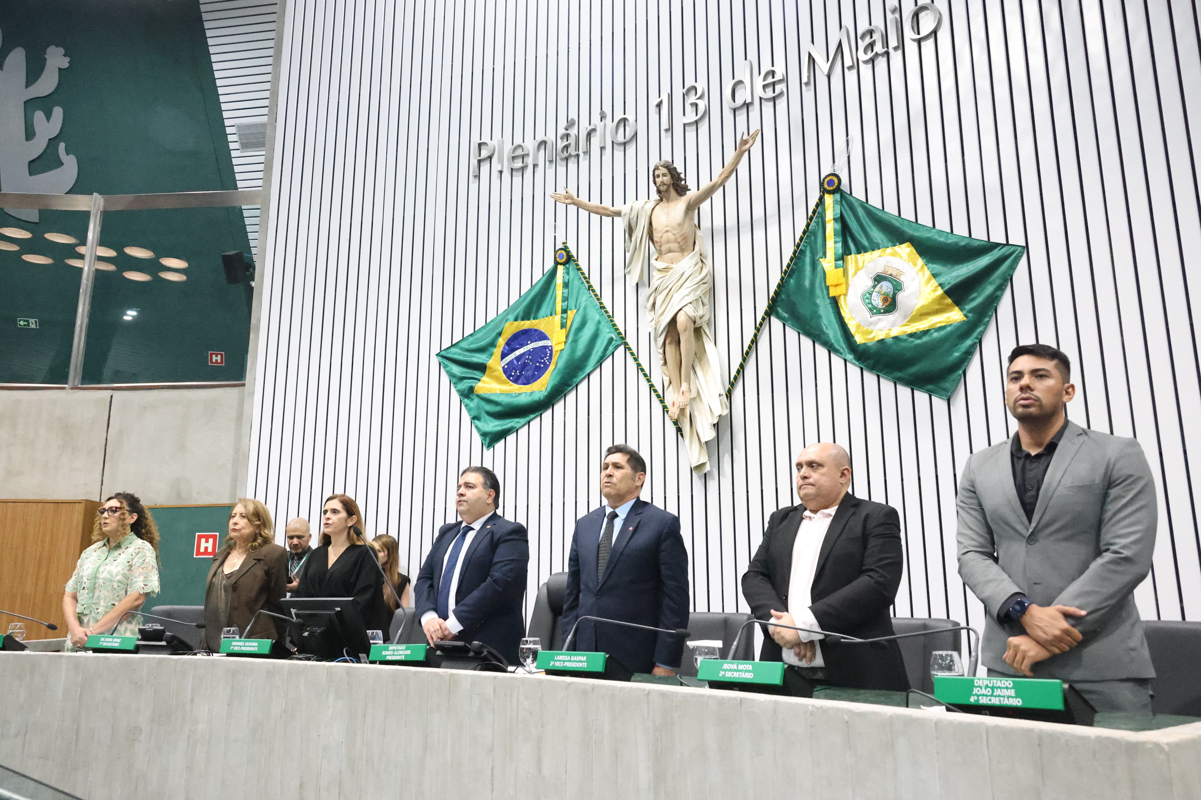 Sessão solene foi realizada no Plenário 13 de Maio