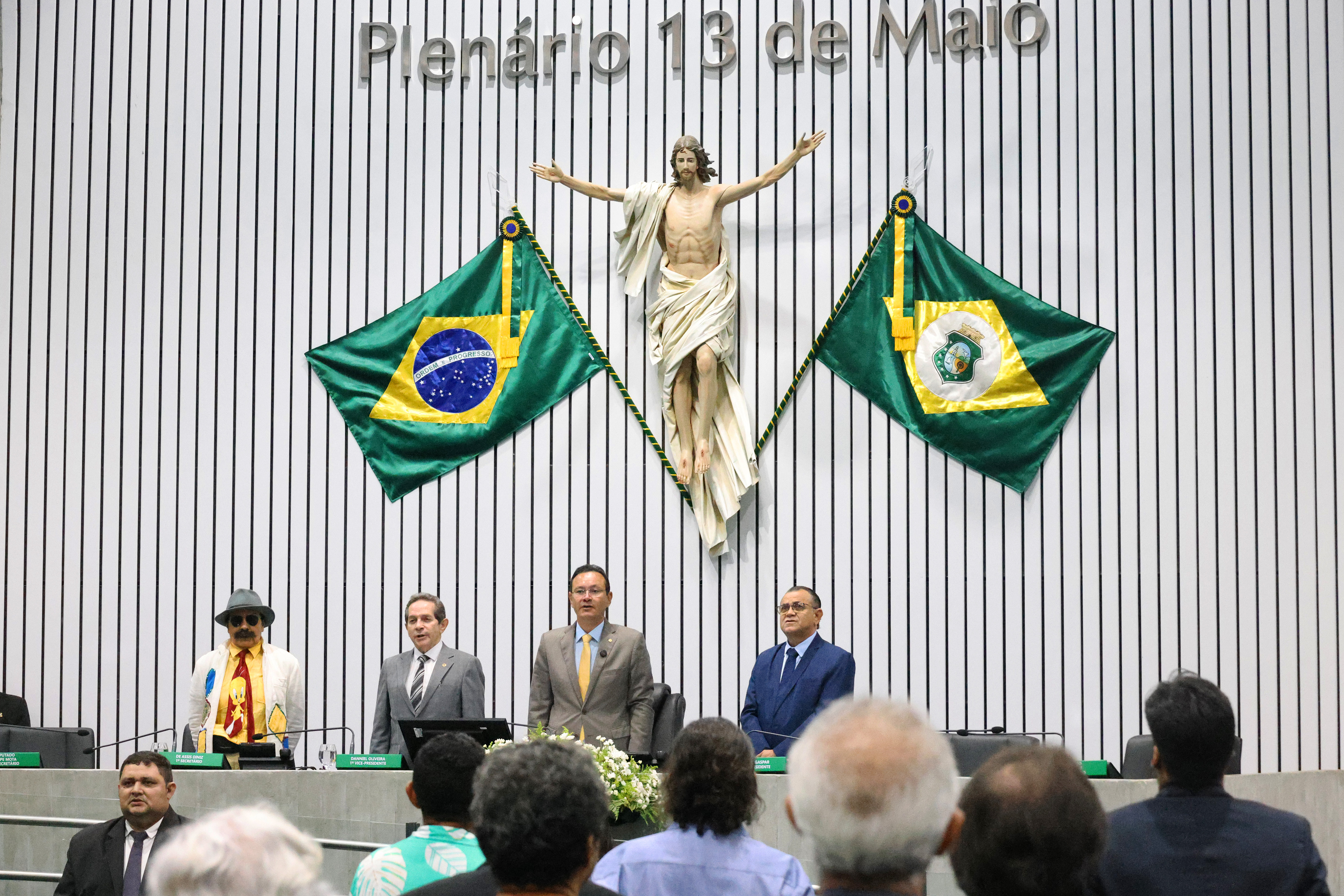Sessão solene foi realizada no Plenário 13 de Maio