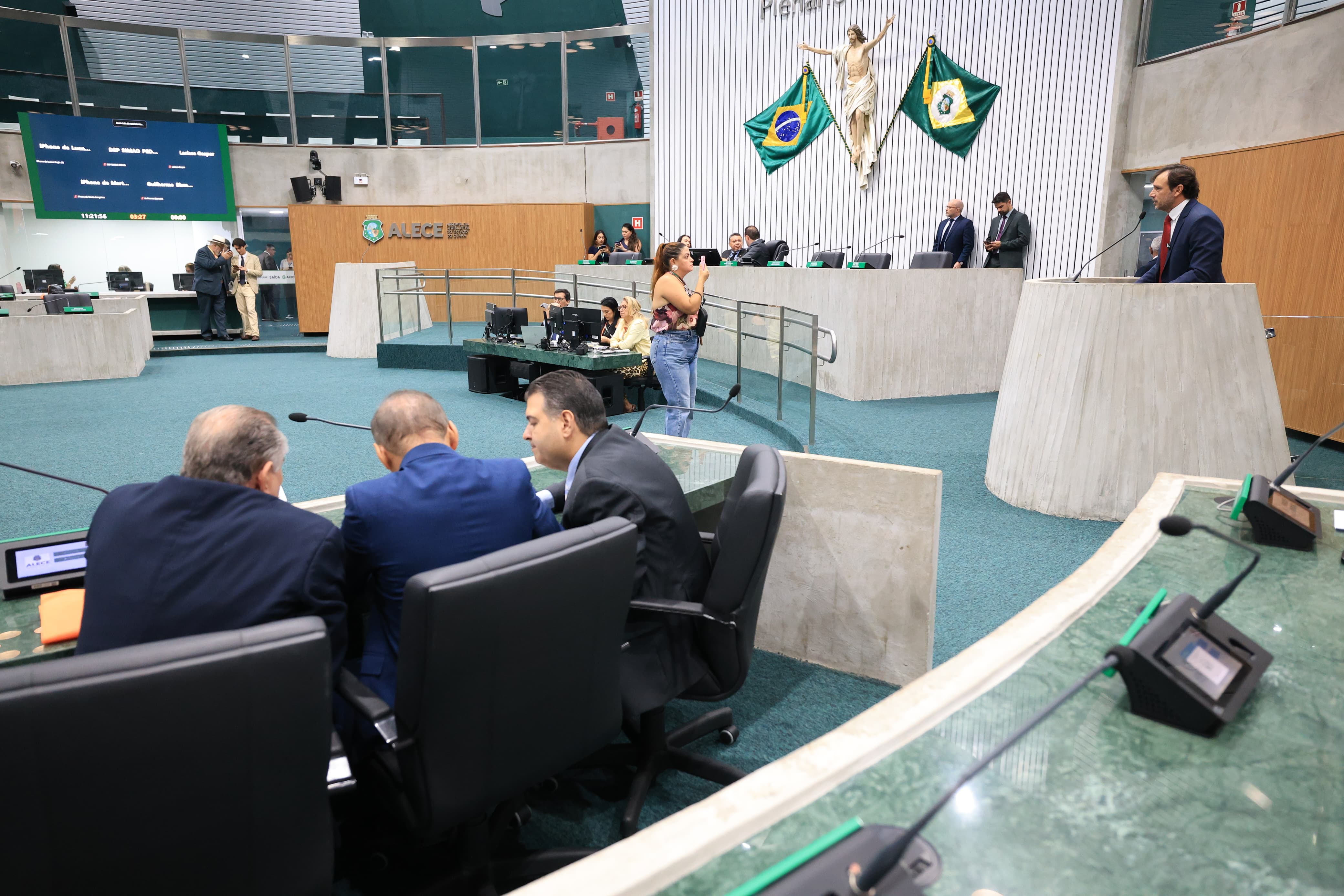 Denúncias sobre alimentação escolar e convocação de concursados marcam debates na Alece nesta quinta