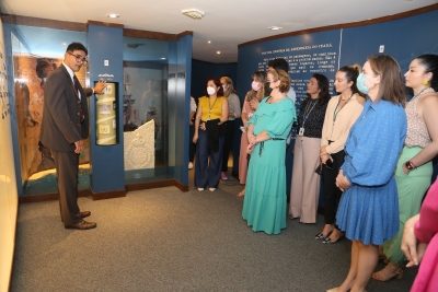 Autoridades prestigiam na Alece exposição "Mulheres Memoráveis" do Ceará