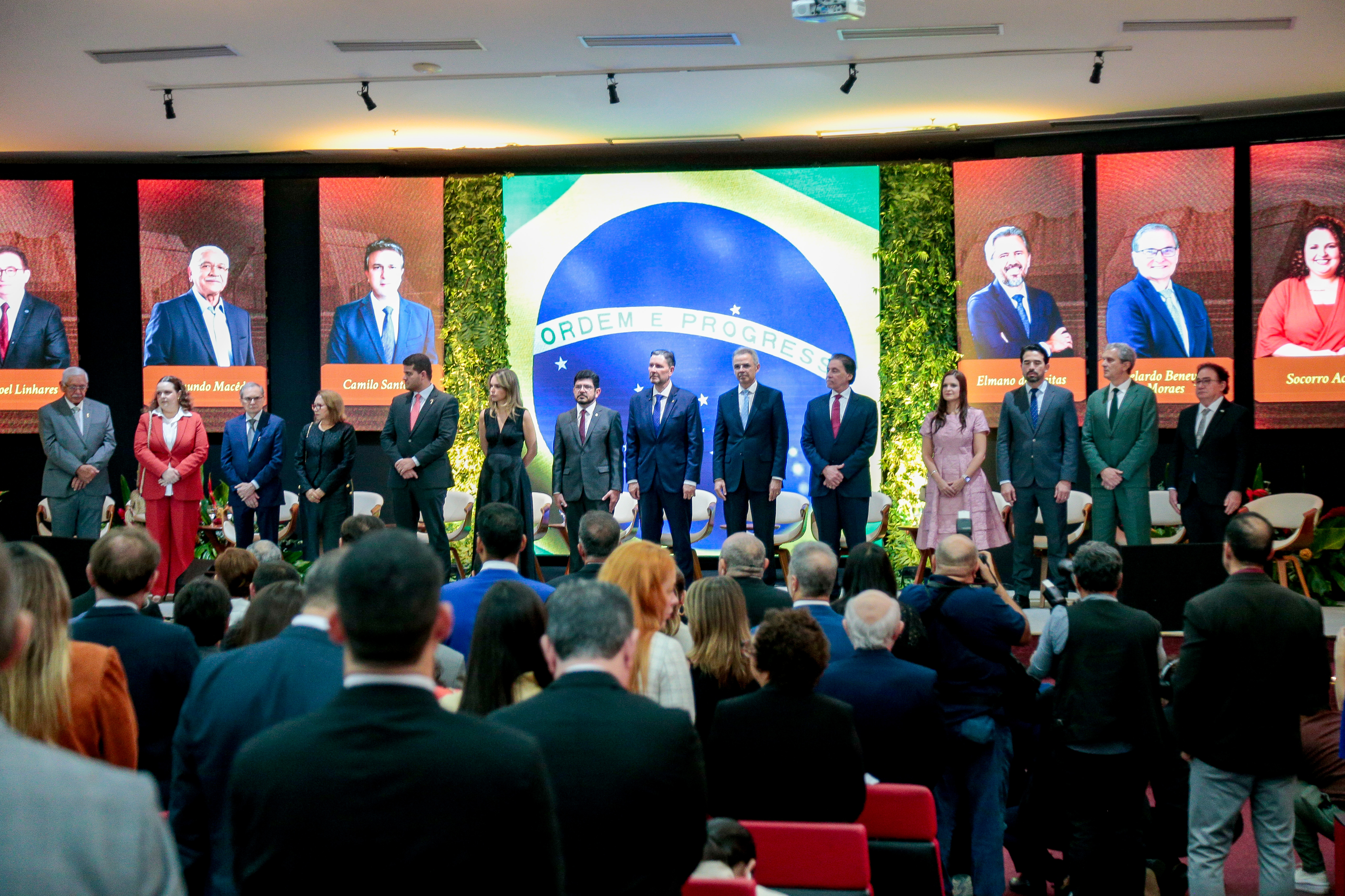 Parlamentares e autoridades reconhecem contribuições de agraciados com a Medalha Plenário 13 de Maio